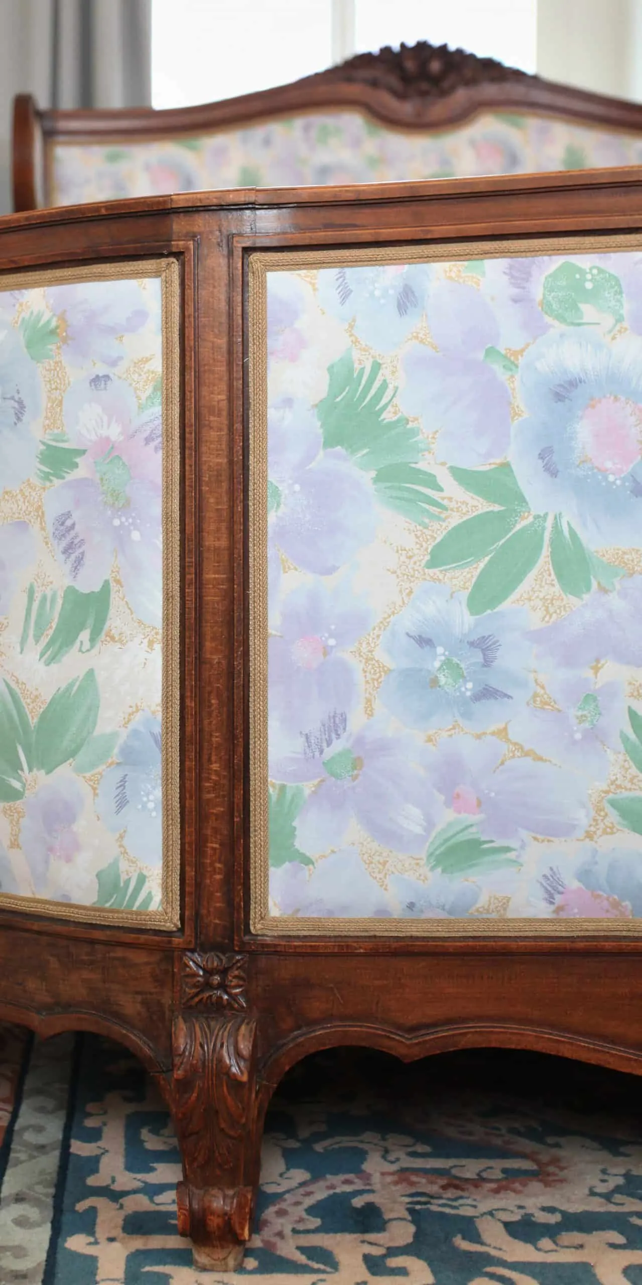 Vyřezávaná postel s novým čalouněním 200 X 160 cm - 3