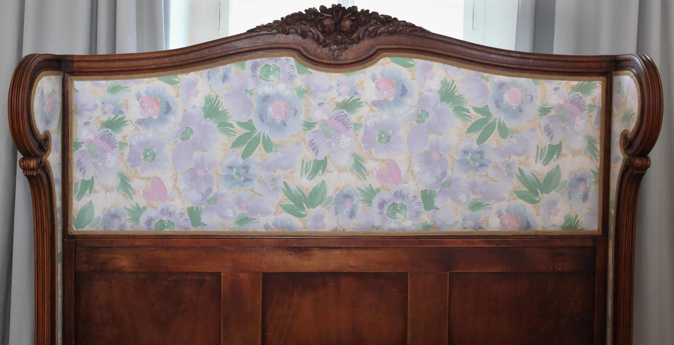 Vyřezávaná postel s novým čalouněním 200 X 160 cm - 4