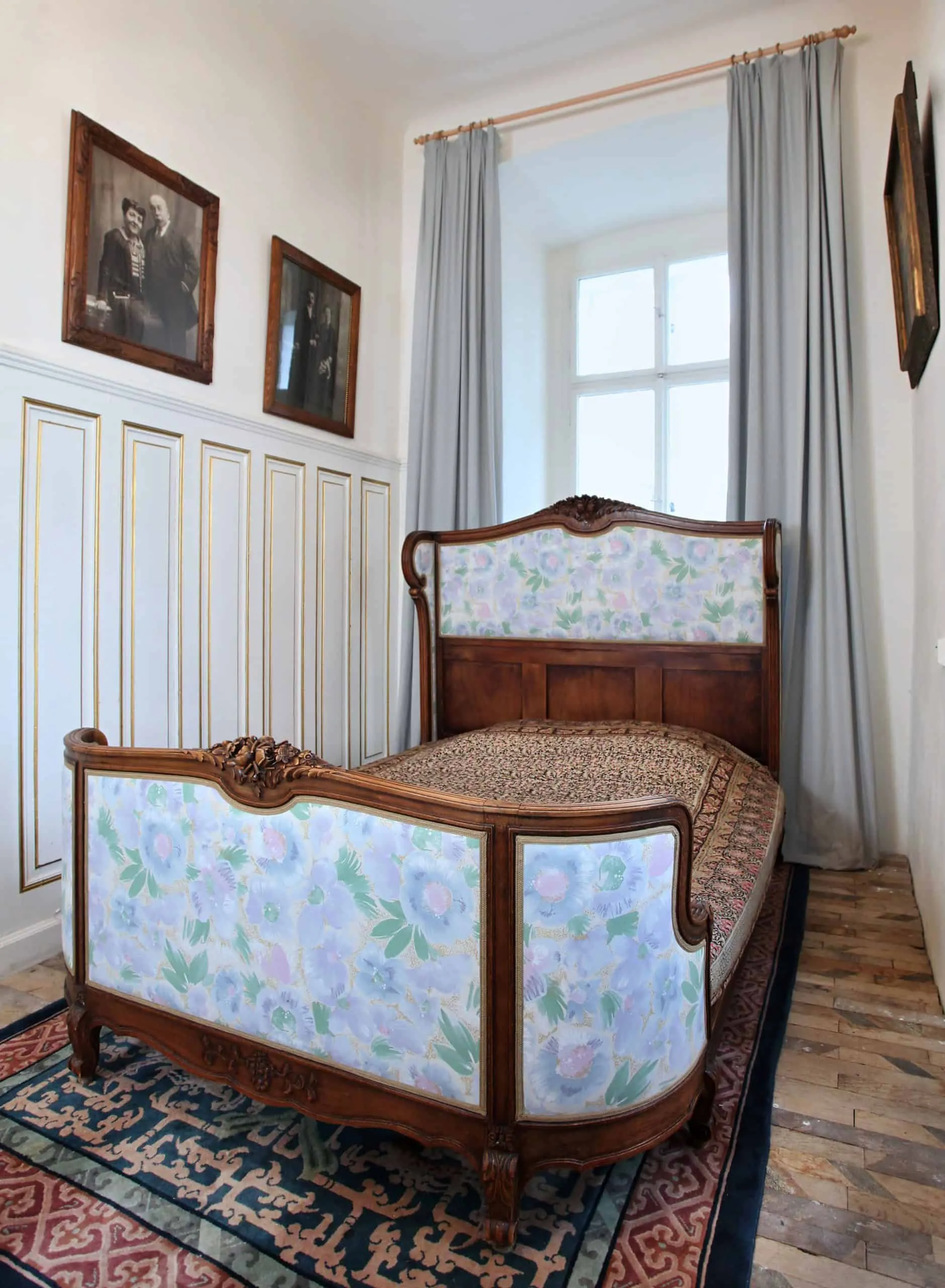 Vyřezávaná postel s novým čalouněním 200 X 160 cm - 2