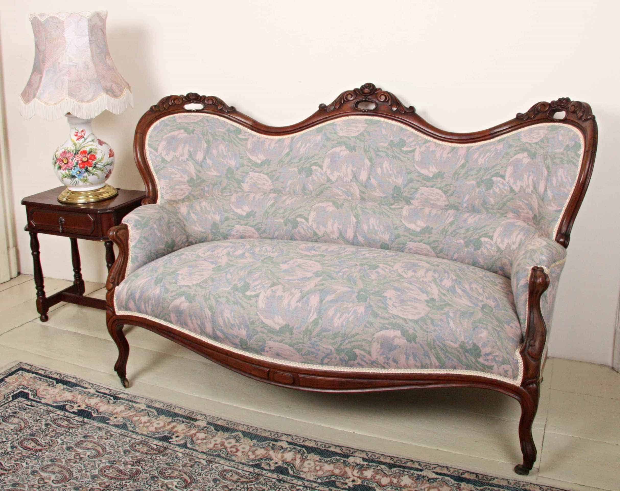 Druhorokoková sofa. Zrestaurovaná