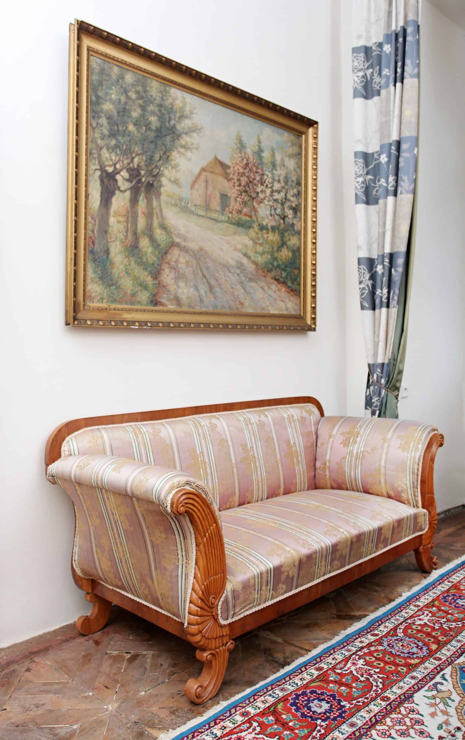 Sofa Biedermeier. Hedvábné čalounění. Řezbovaná