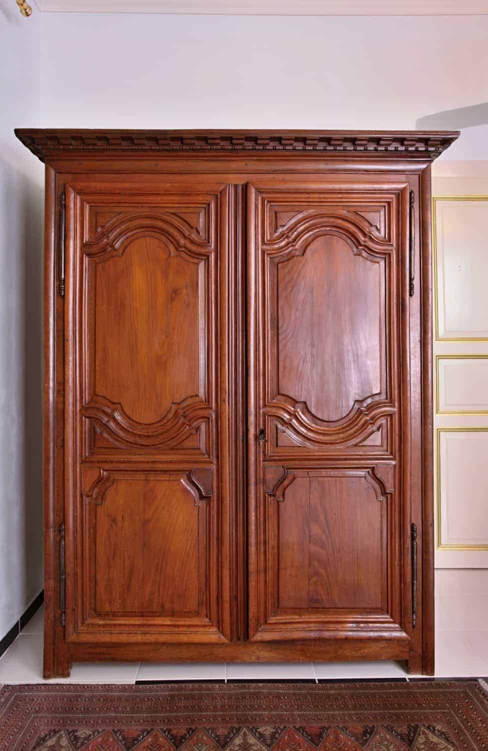 Dubová skříň z 18. století – zrestaurovaná