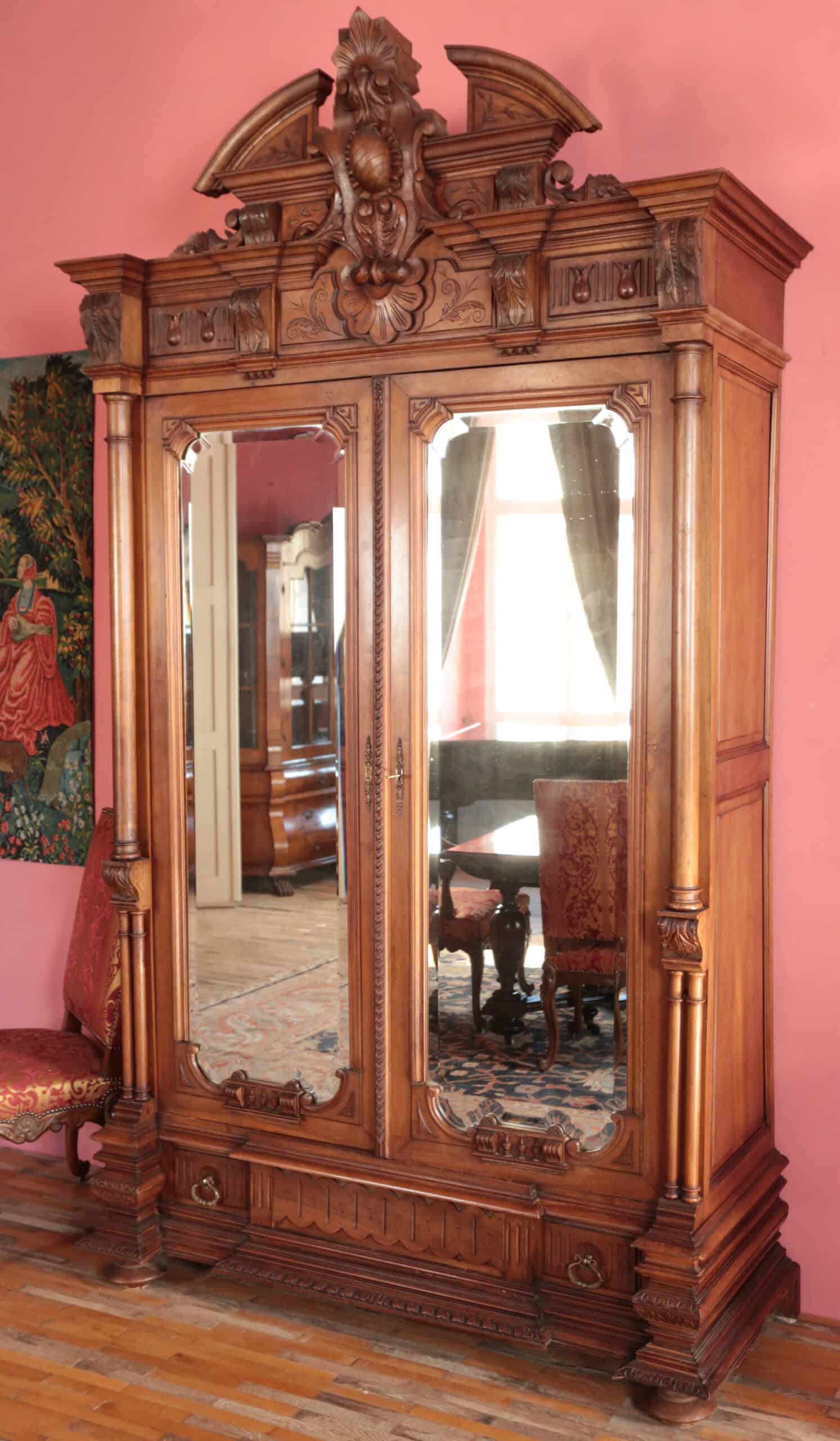 Luxusní starožitná šatní skříň ze zámku