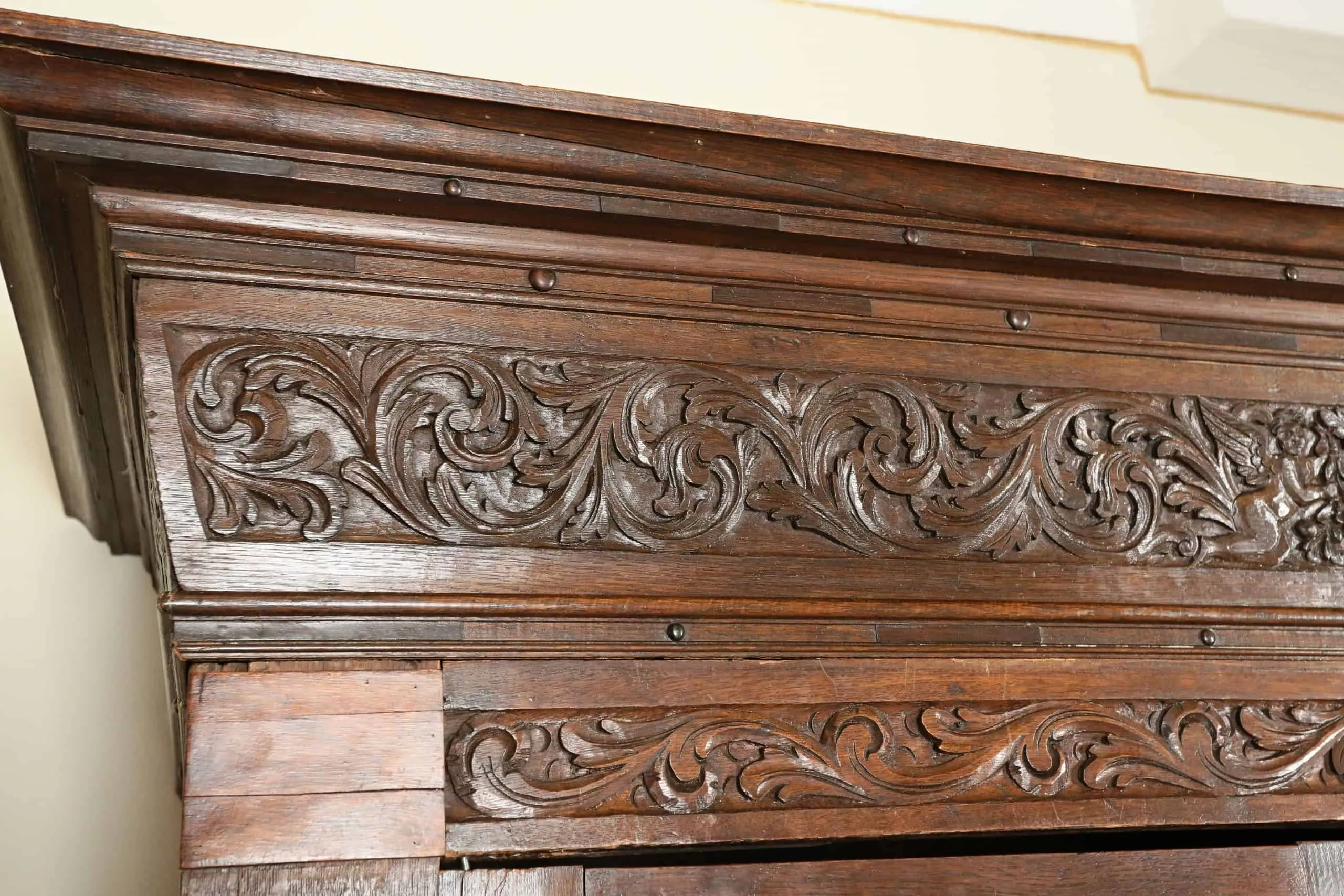 Raně barokní skříň zdobená řezbou cca 1700 - 4
