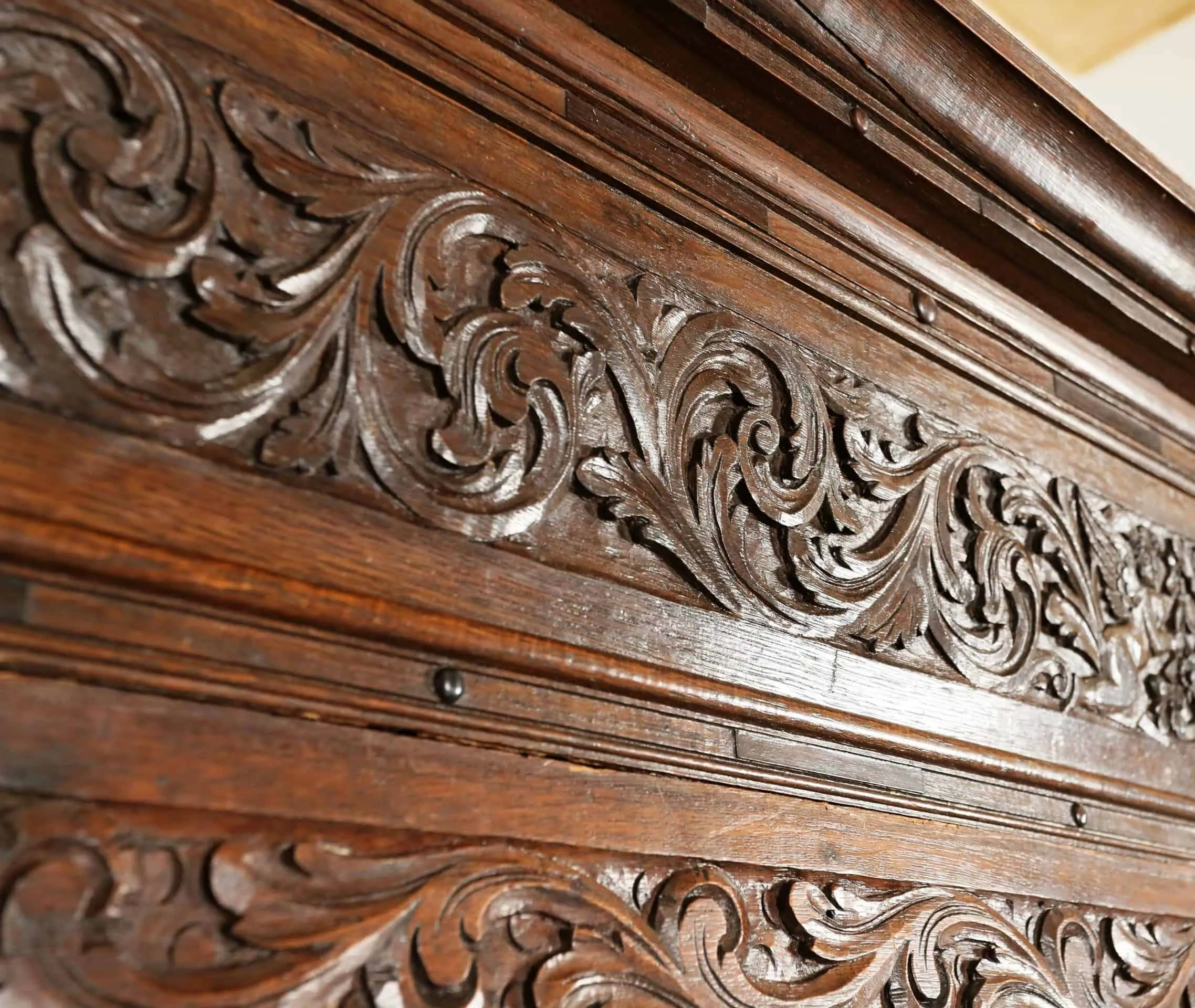 Raně barokní skříň zdobená řezbou cca 1700 - 6