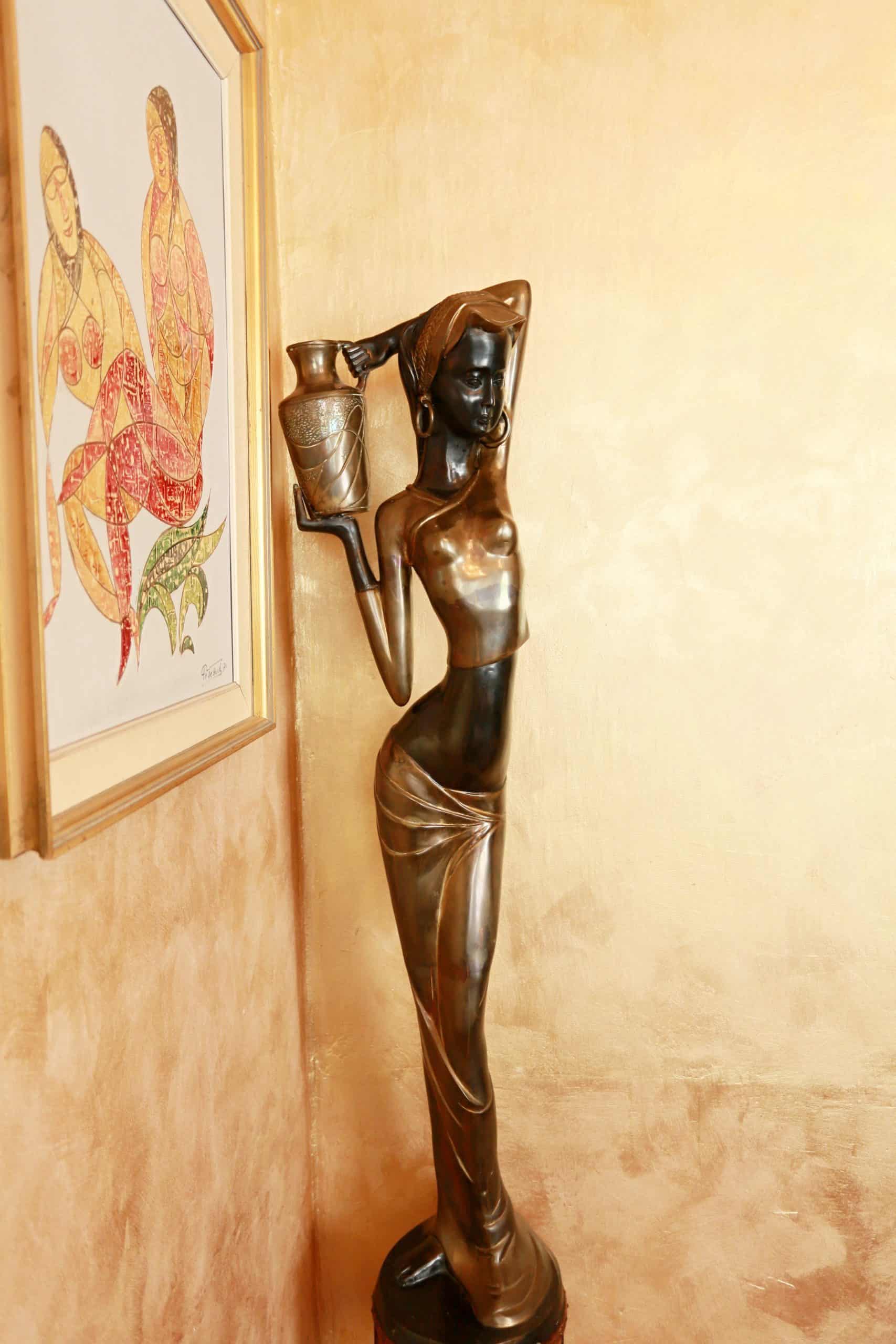 Bronzová socha slečna nosící vodu – Reservé p. SR