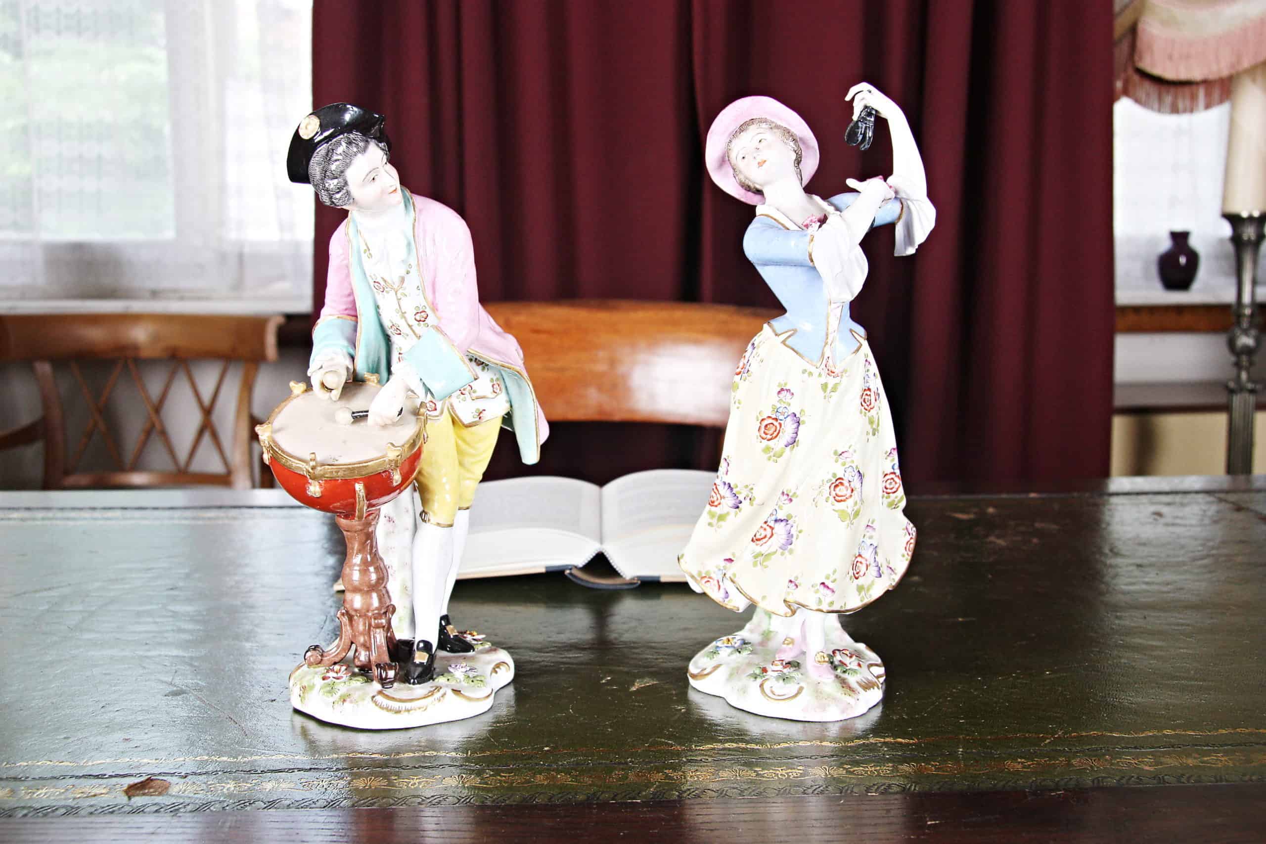 Porcelánové figurky tanečnice a hudebník. Značené
