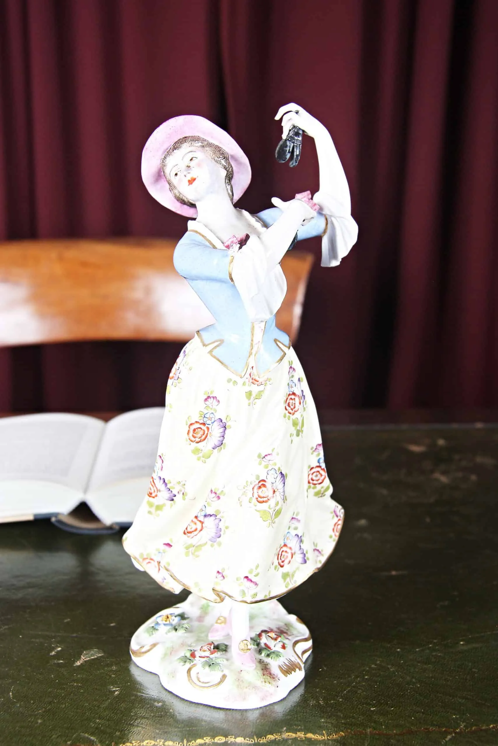 Porcelánové figurky tanečnice a hudebník. Značené - 3