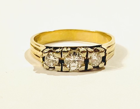 Zlatý prsten se třemi kvalitními diamanty 0,47 ct