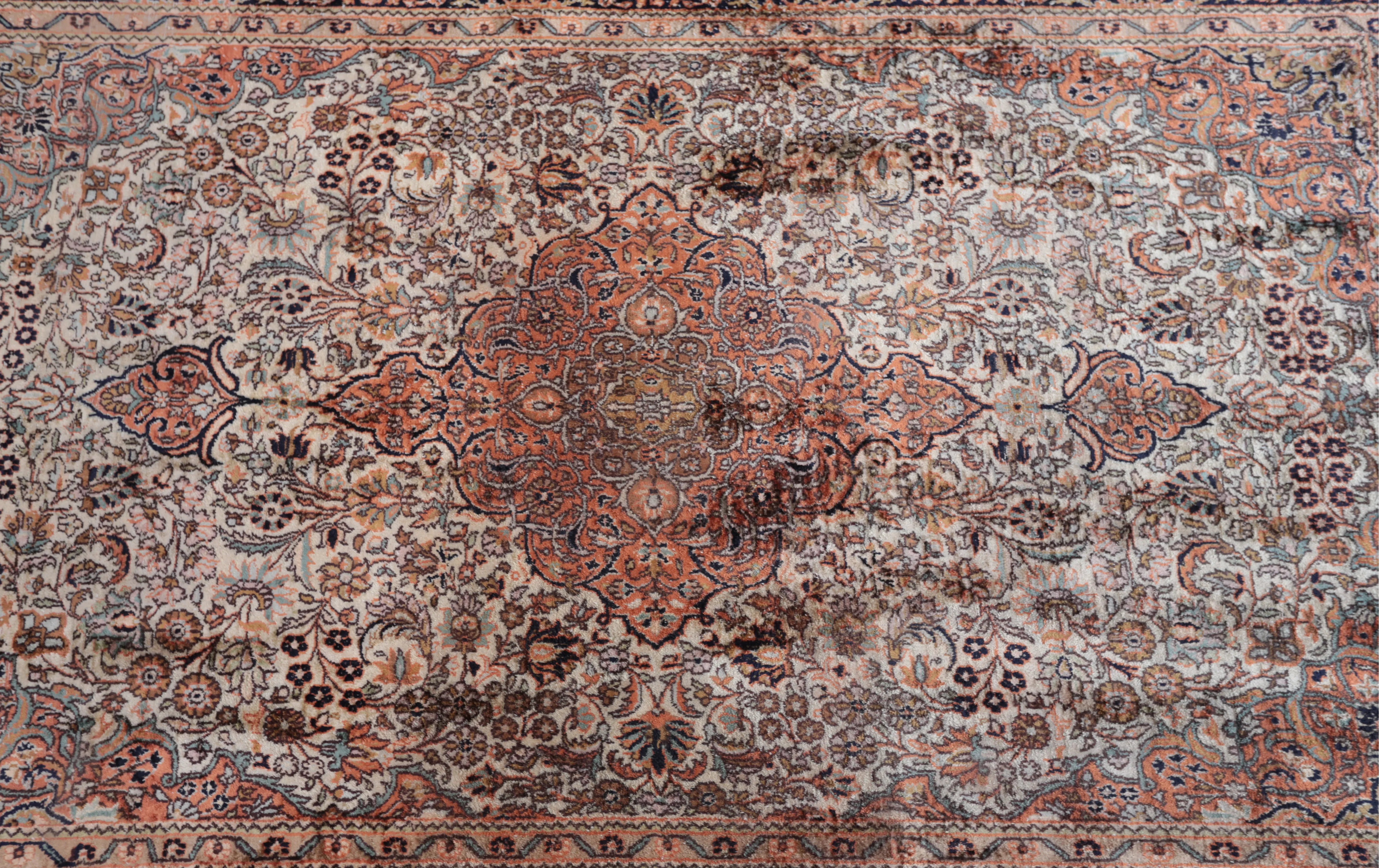 Hedvábný koberec z Kašmíru 207 x 123 cm - 2