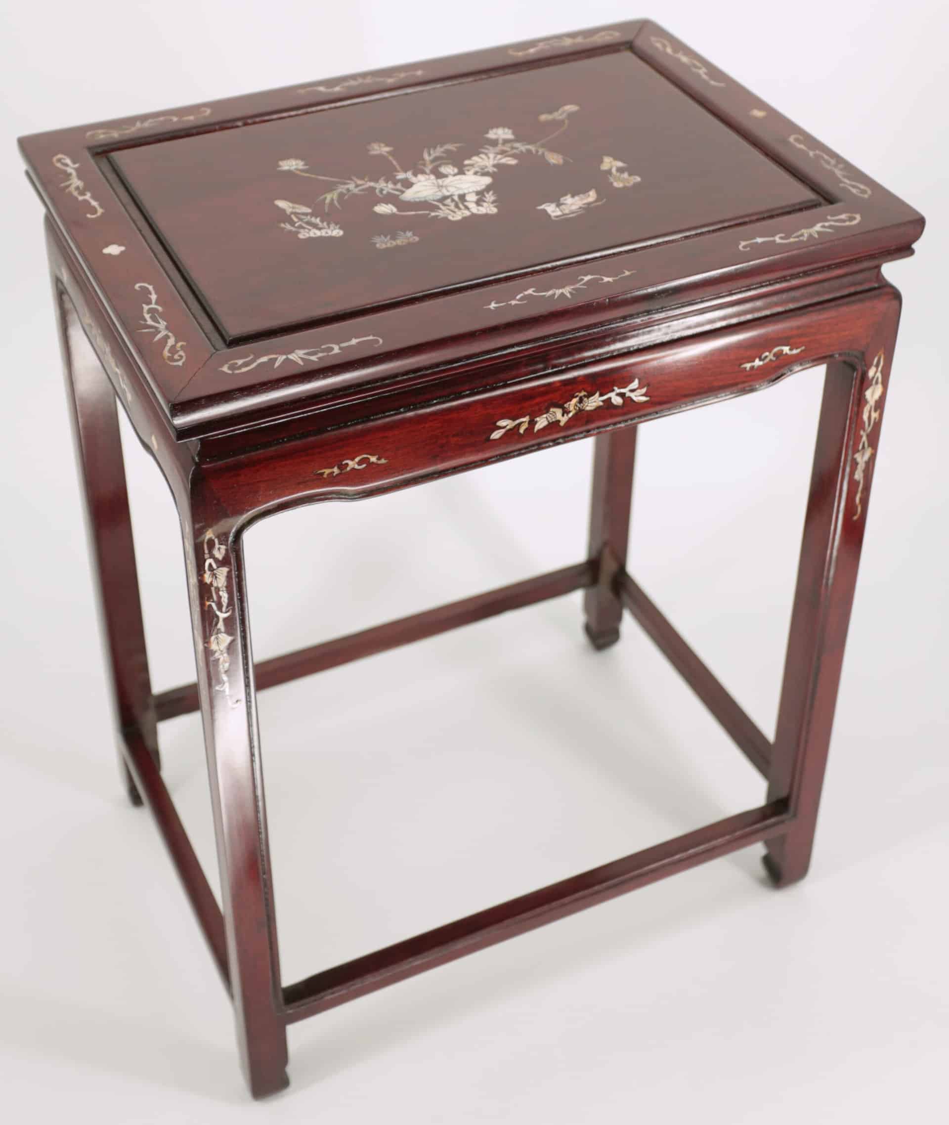 Čínský odkládací stolek vykládaný perletí