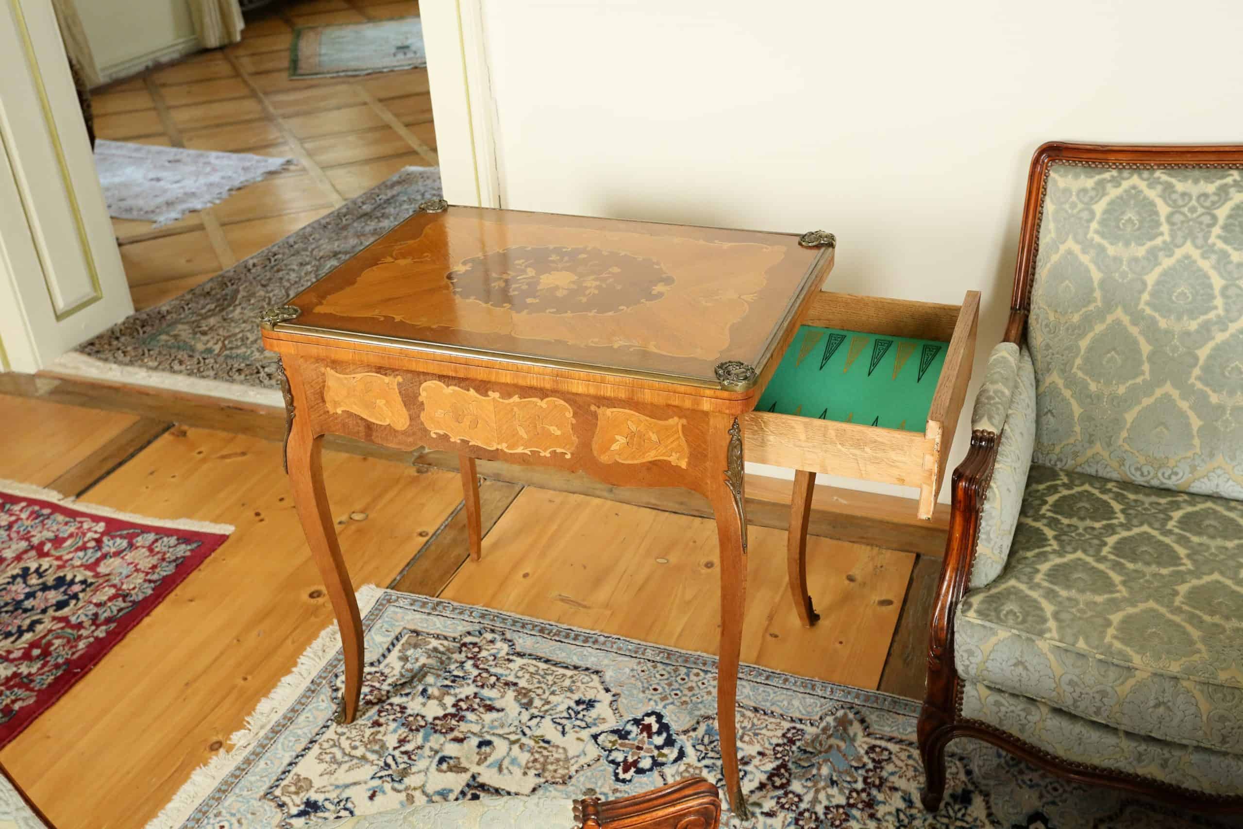 Starožitný hrací stolek zdobený marketerií