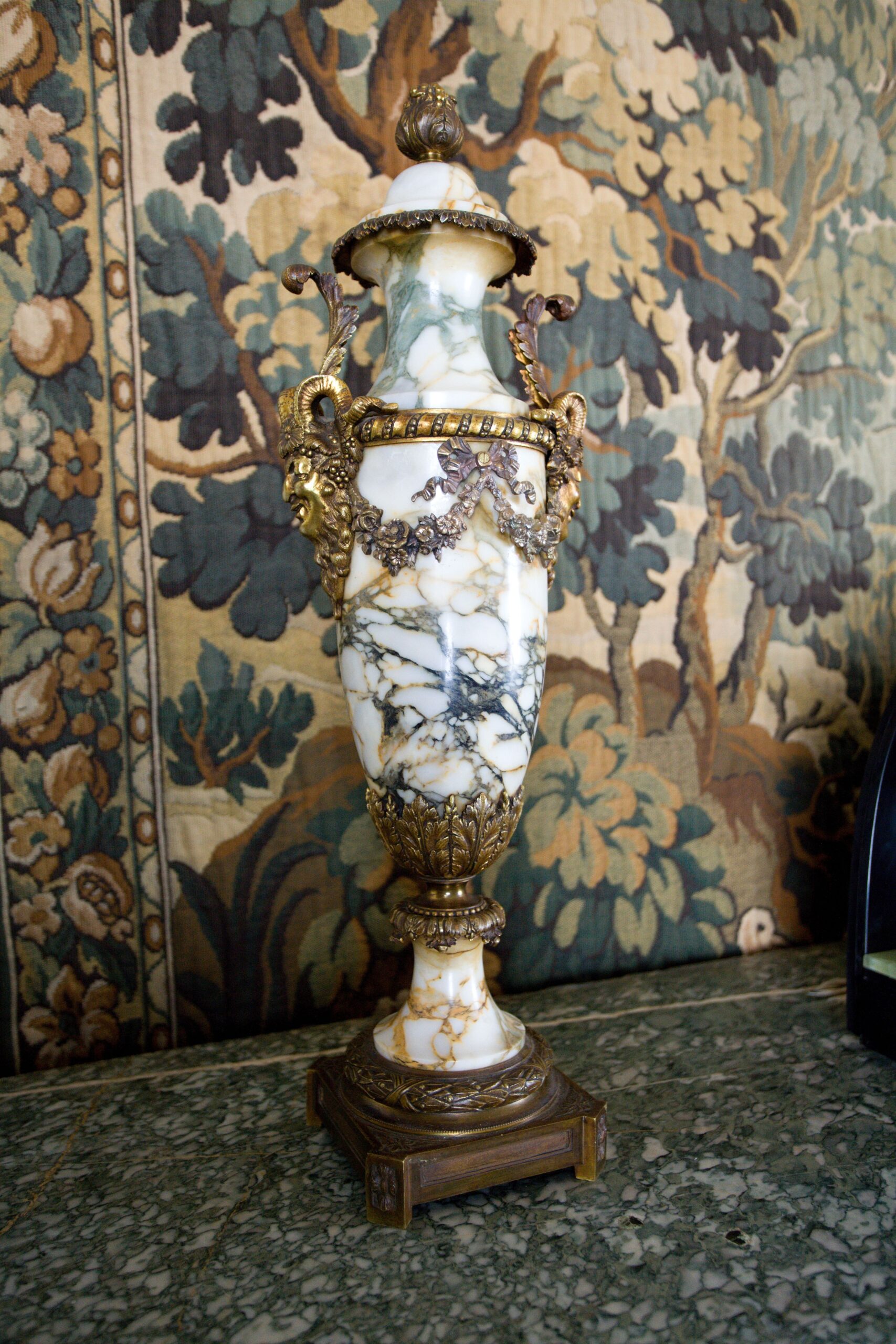 Cassolette vázy, mramor a zlacený bronz, 62 cm