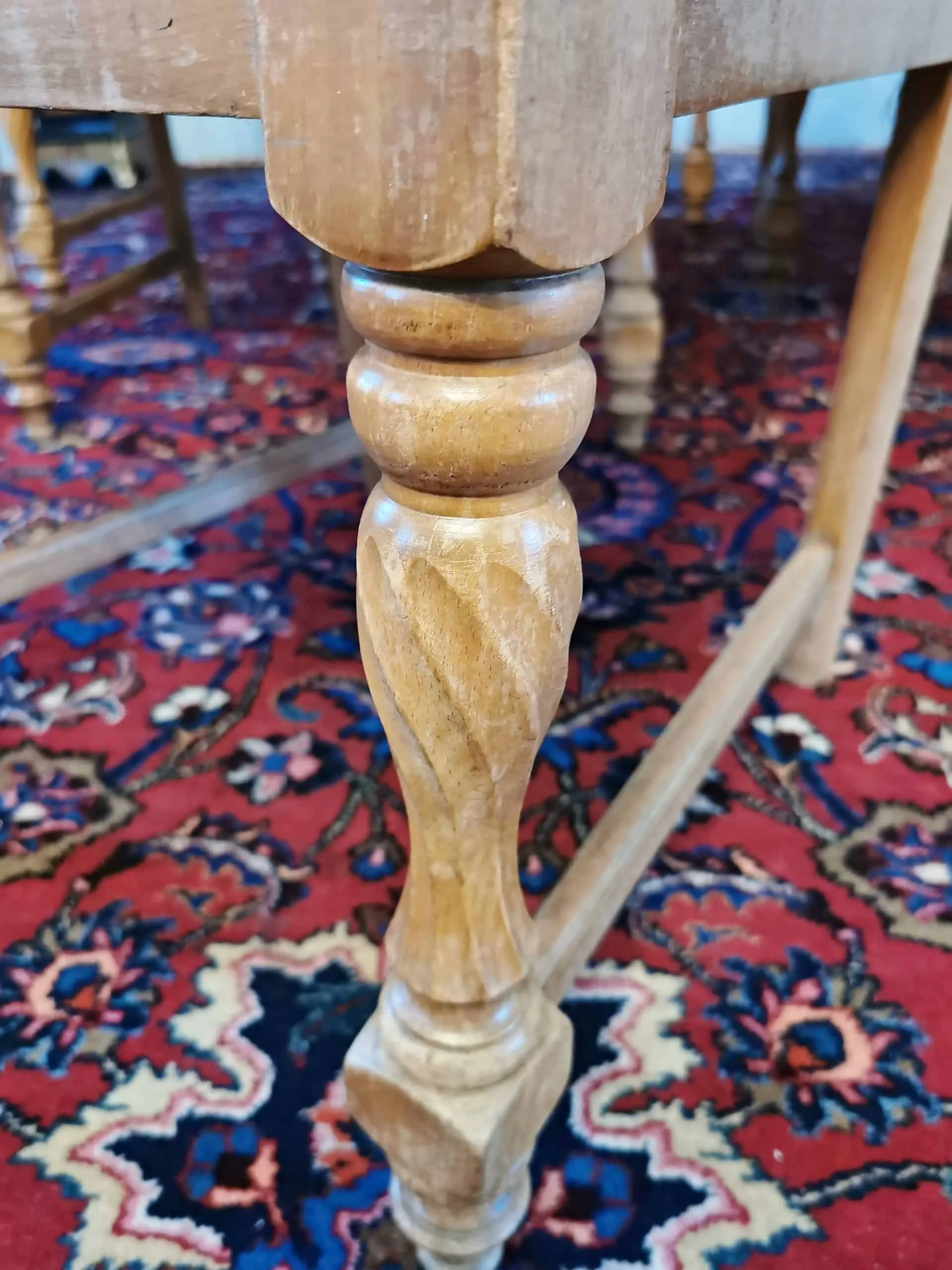 Jídelní židle zdobené figurálními řezbami - 4