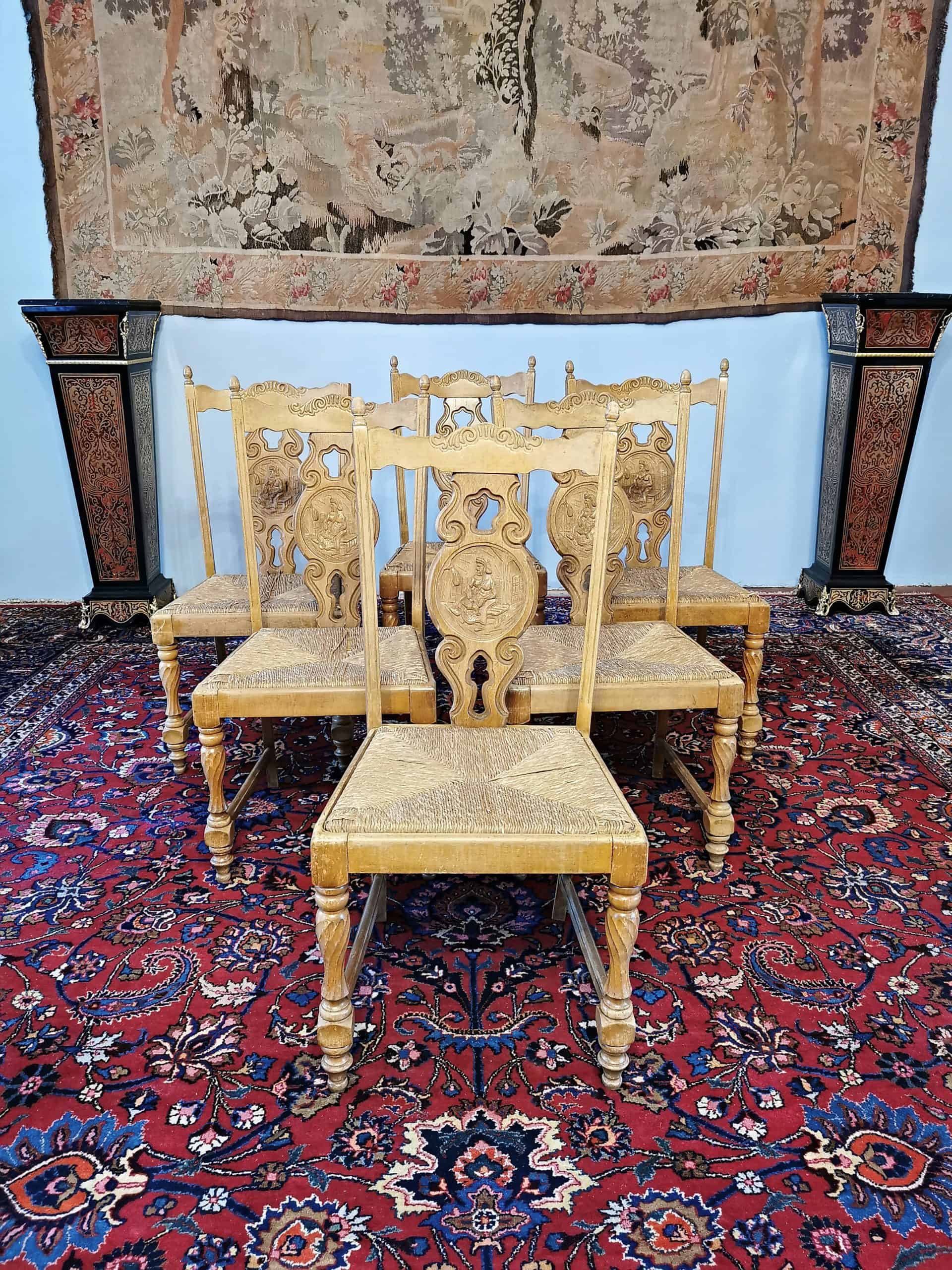 Jídelní židle zdobené figurálními řezbami