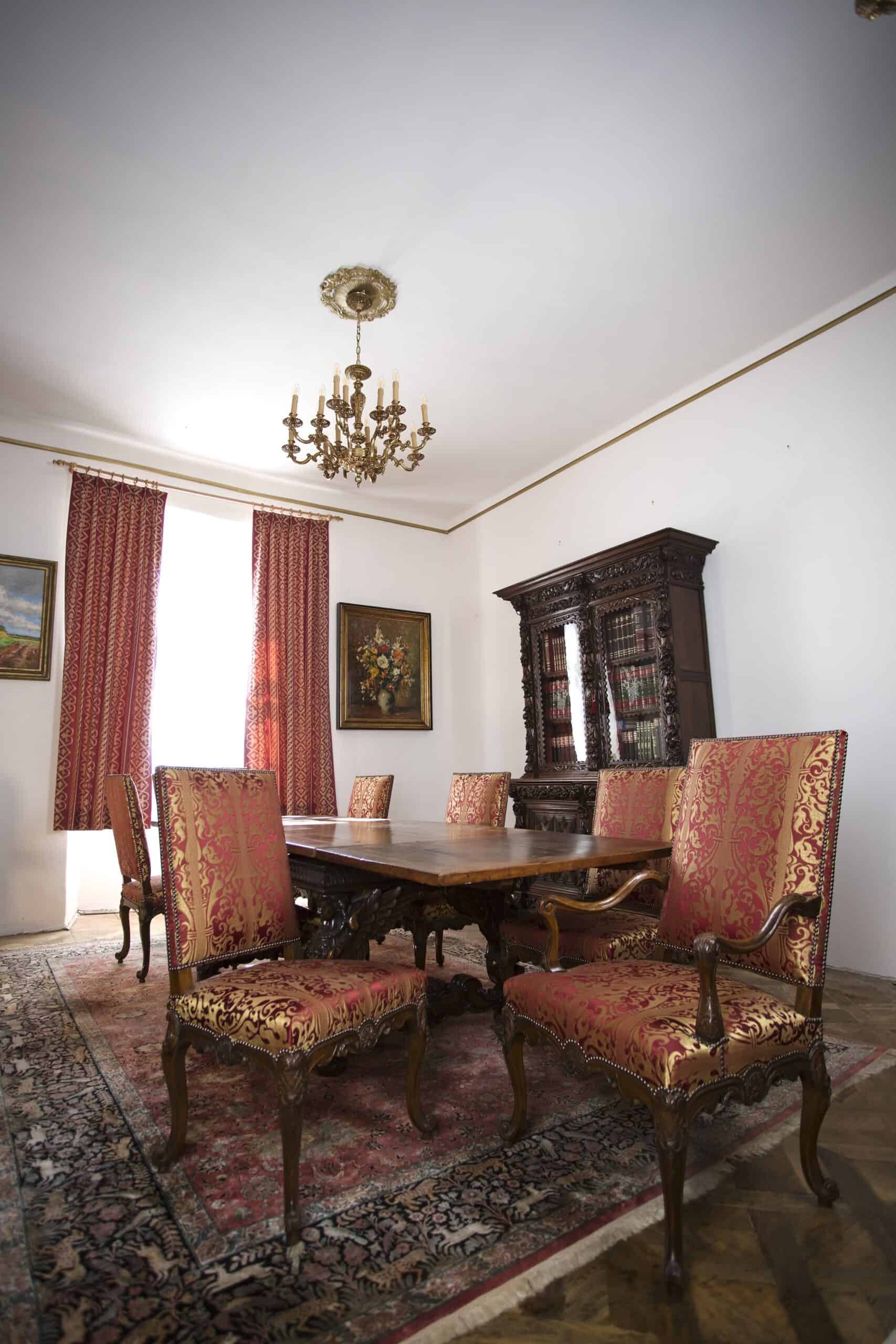 Komplet jídelních židlí Ludvík XV. řezbované - ořech