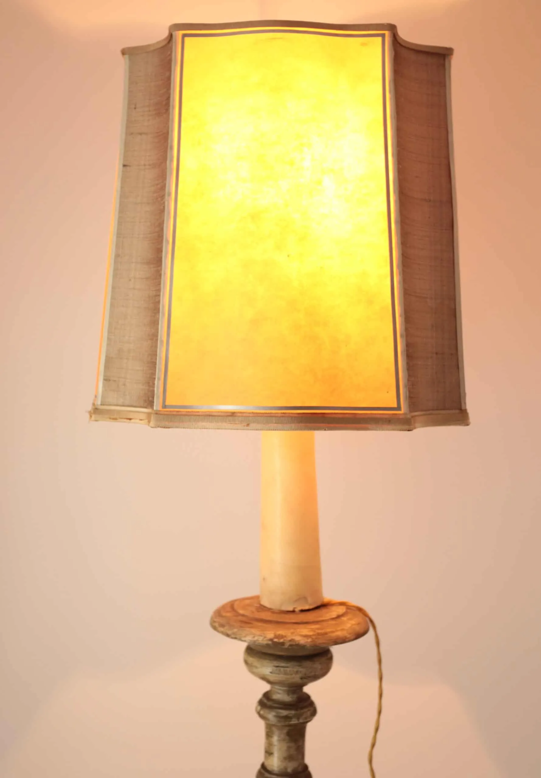 Dřevěná stojací lampa se stínidlem z pergamenu - 4