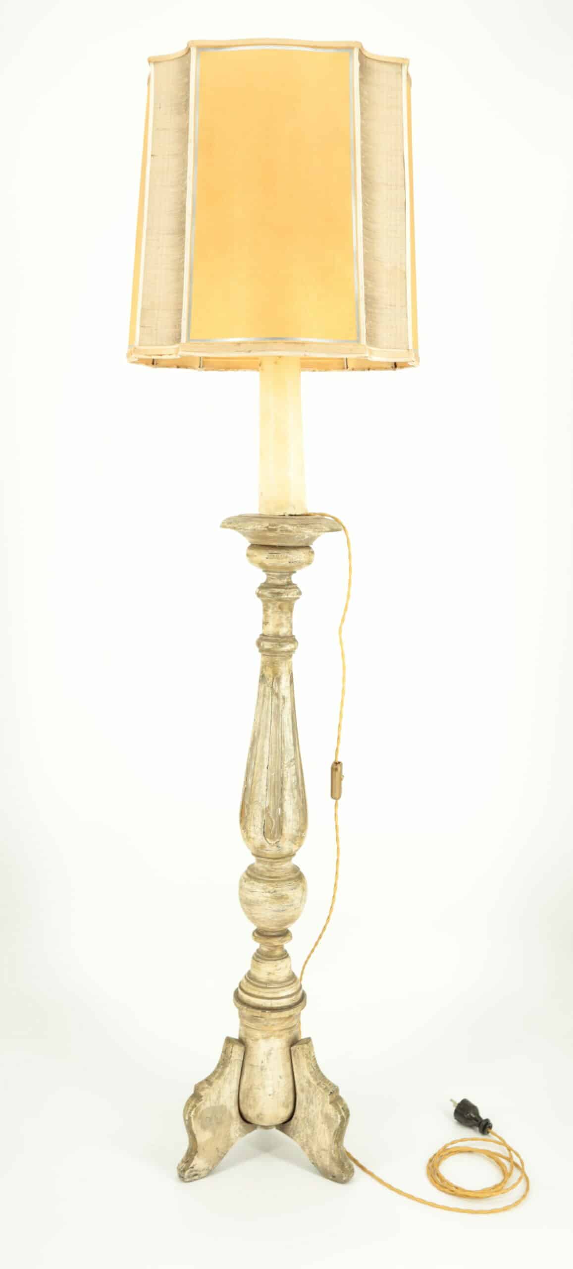 Dřevěná stojací lampa se stínidlem z pergamenu