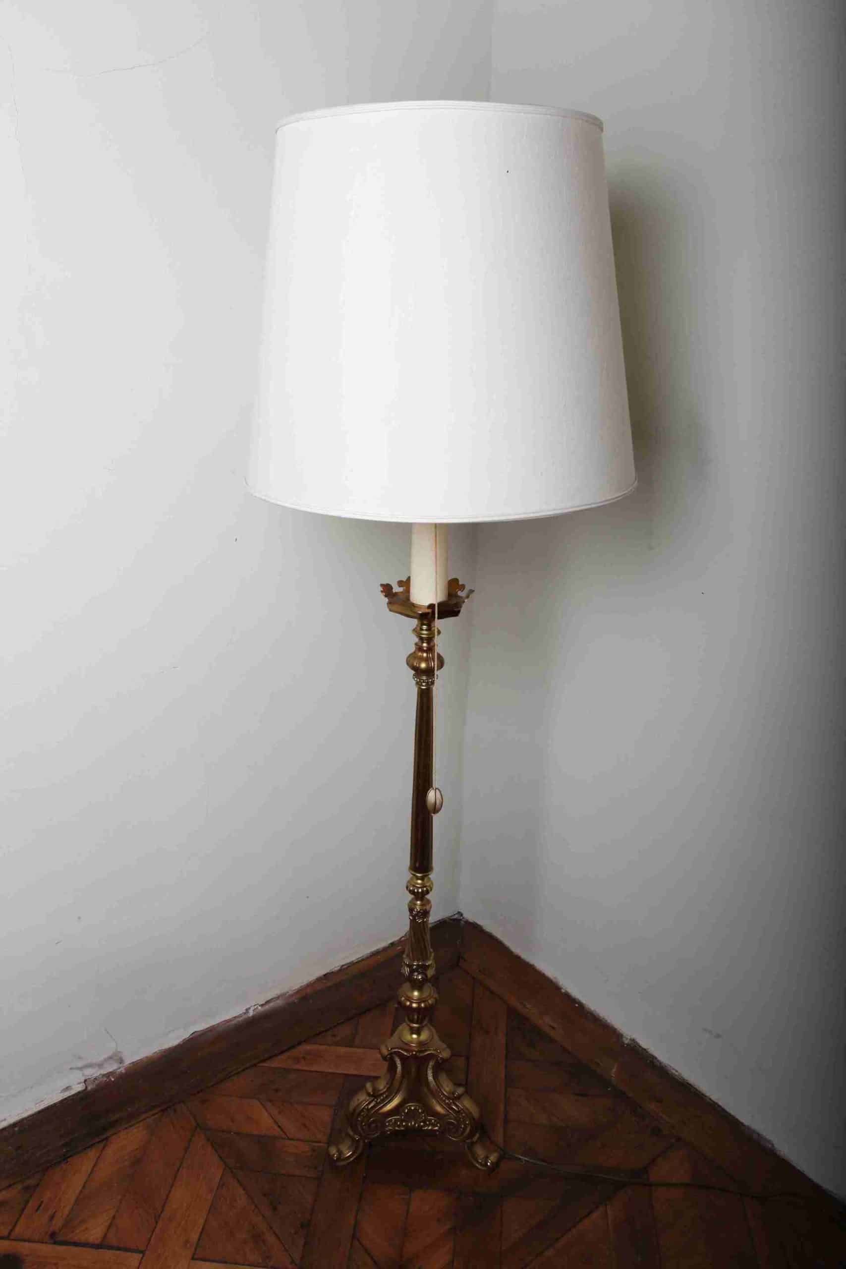 Mosazná stojací lampa s florálním zdobením