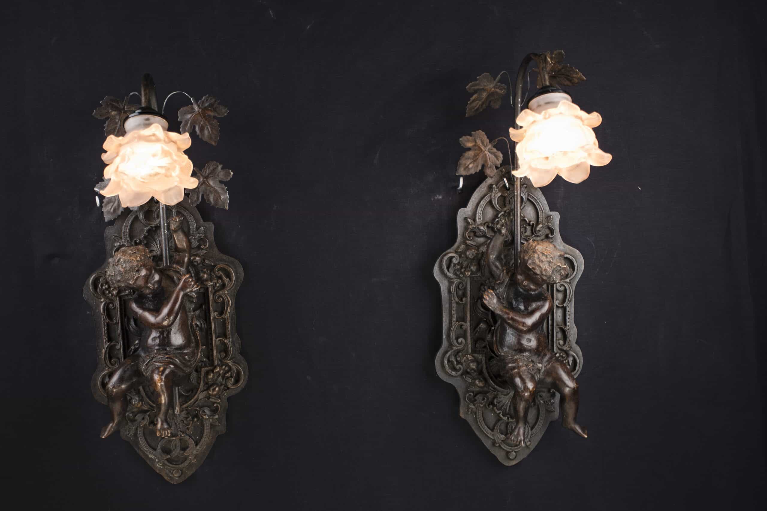 Párové nástěnné lampy s andílky