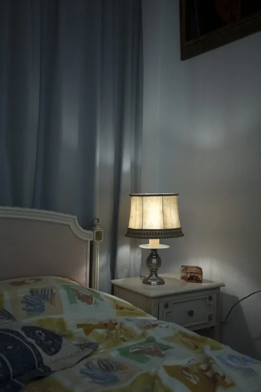 Starožitná stolní lampička z bílého kovu - 6