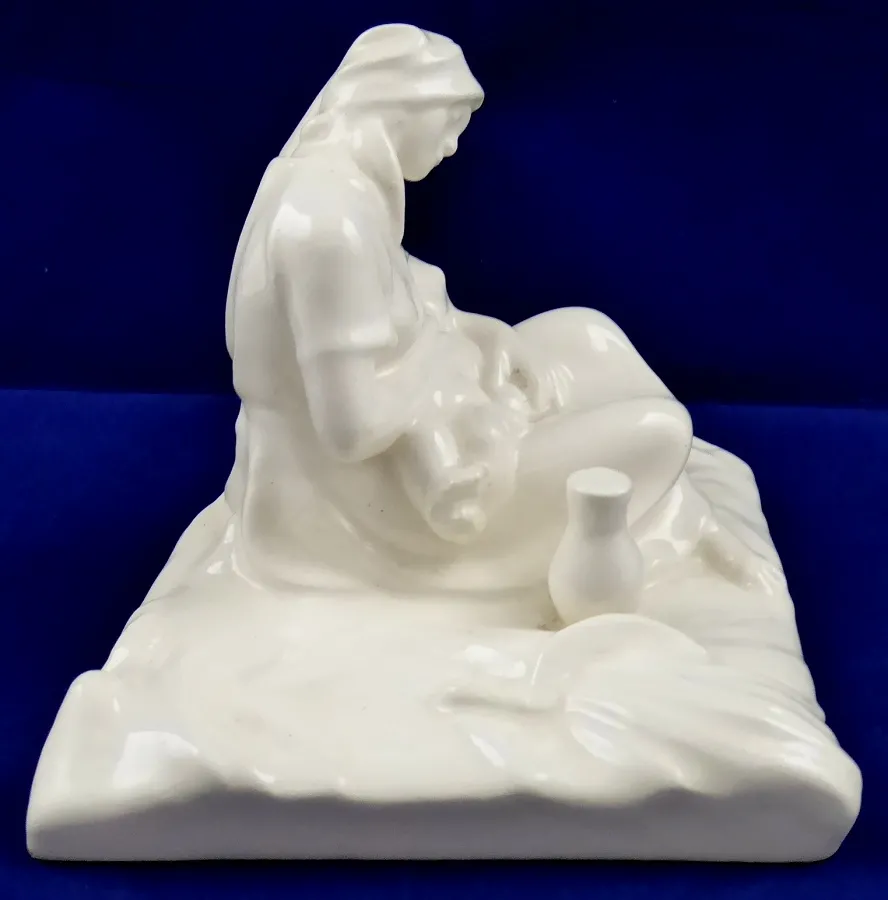 Žena s děťátkem – Moravské keramické závody - 2