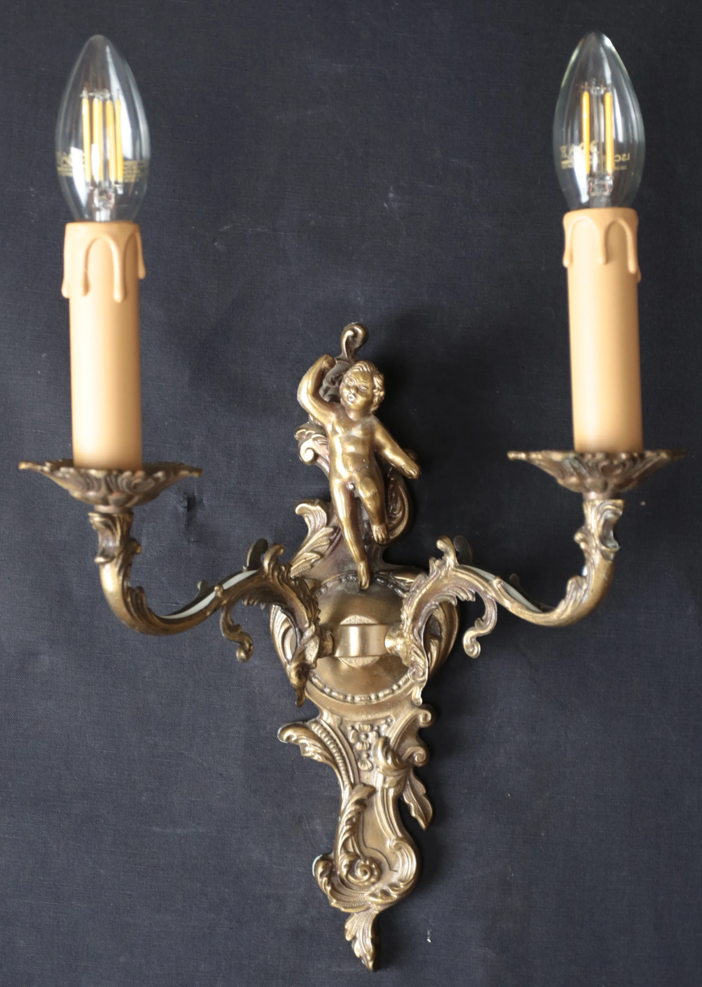 Starožitná aplika lampa na zeď s putto