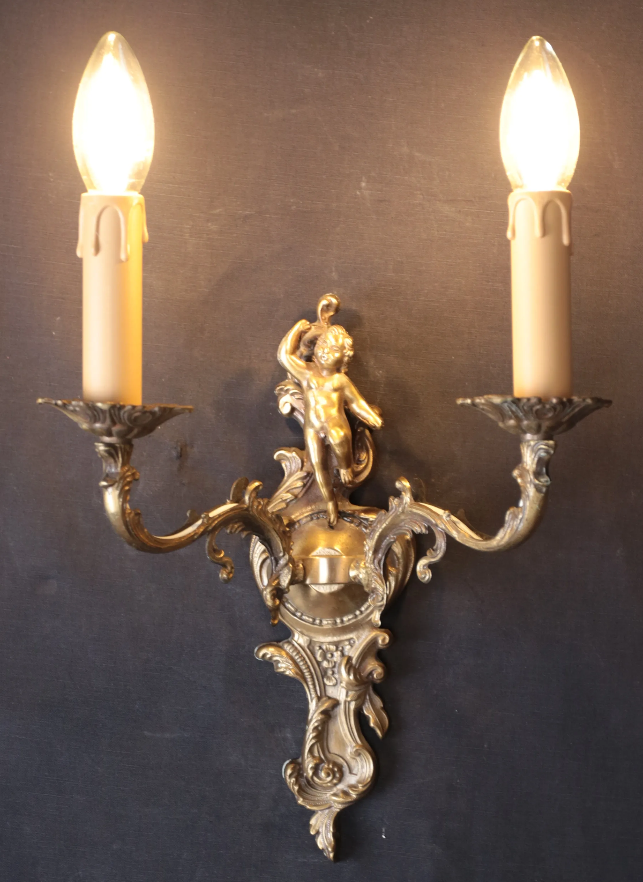 Starožitná aplika lampa na zeď s putto - 2