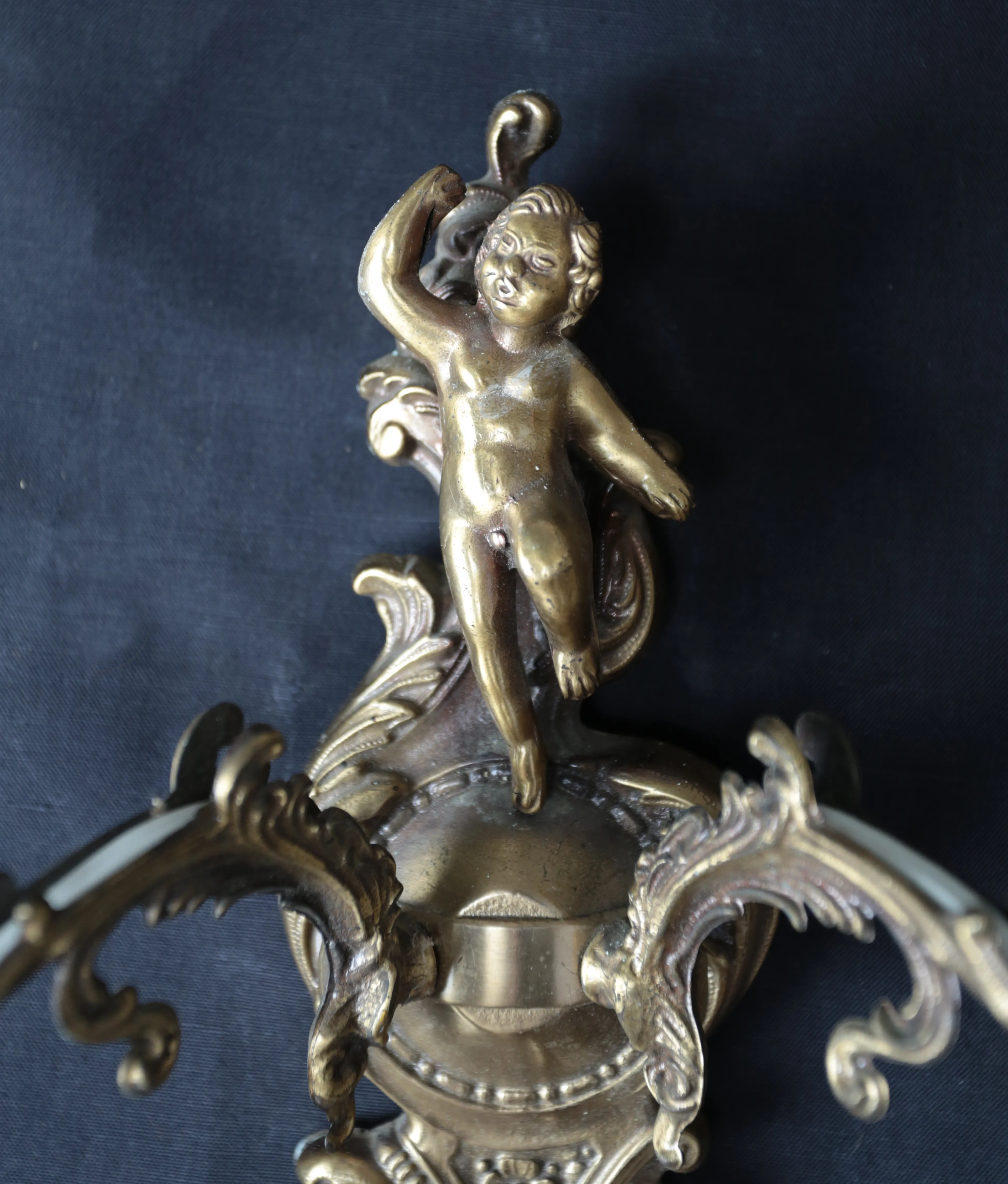 Starožitná aplika lampa na zeď s putto - 3