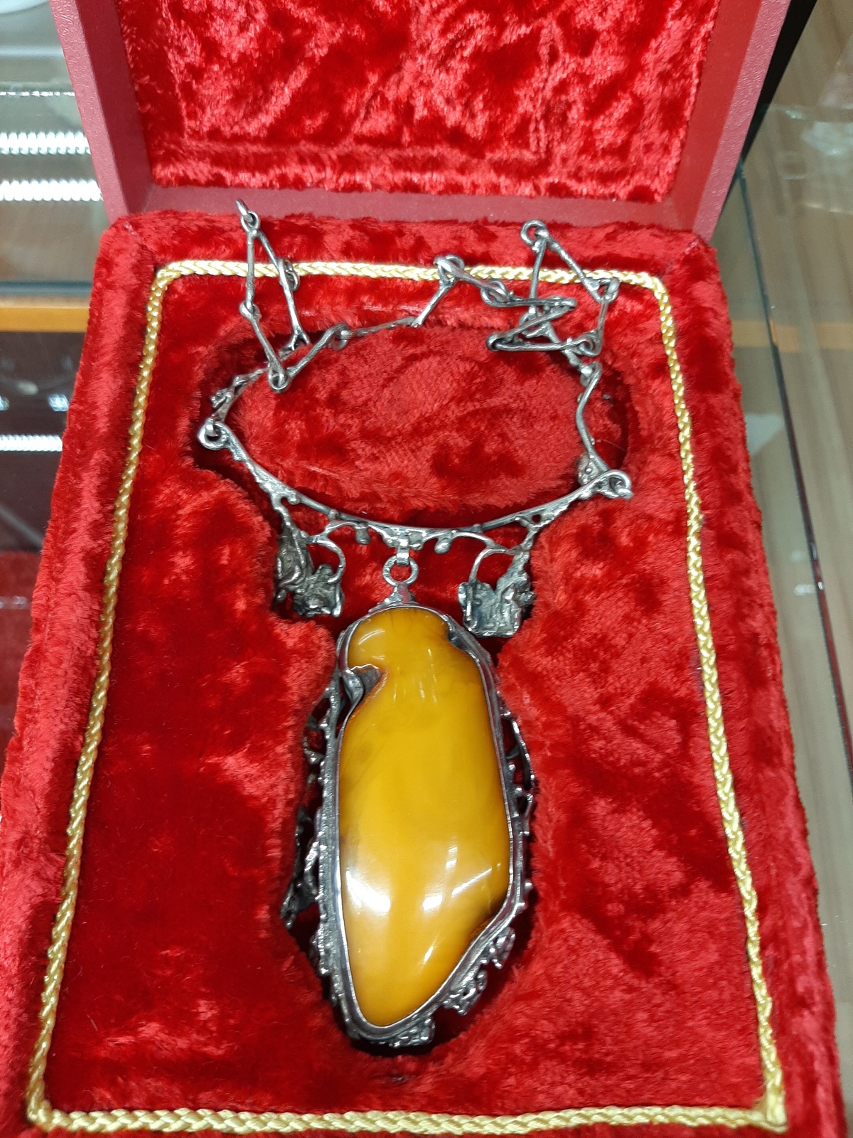 Stříbrný náhrdelník s jantarem