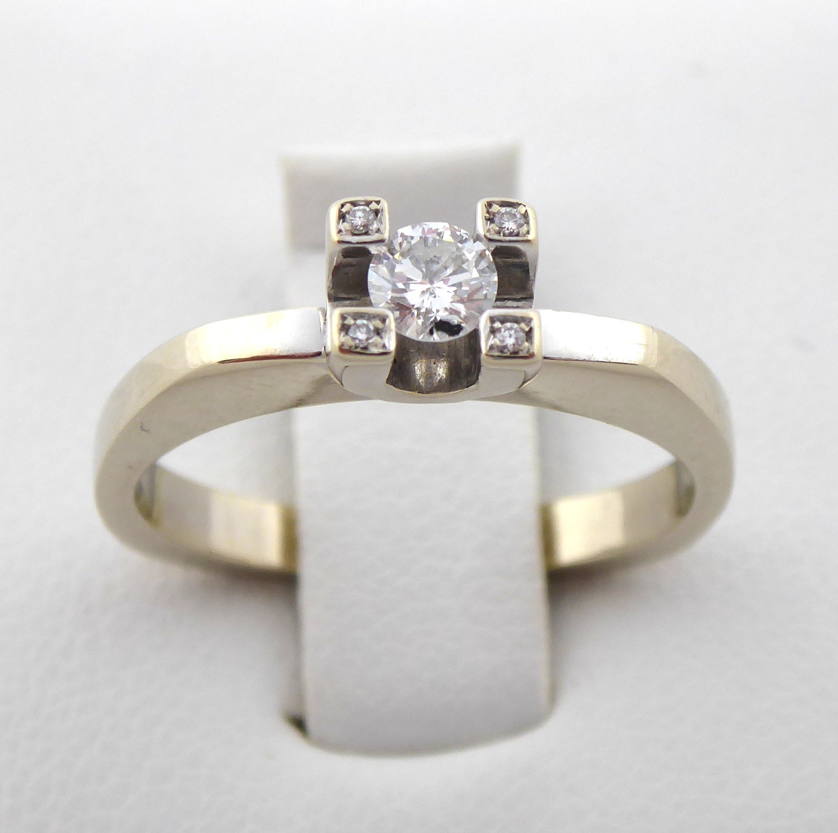 Prsten z bílého zlata s diamanty – 0,22 ct
