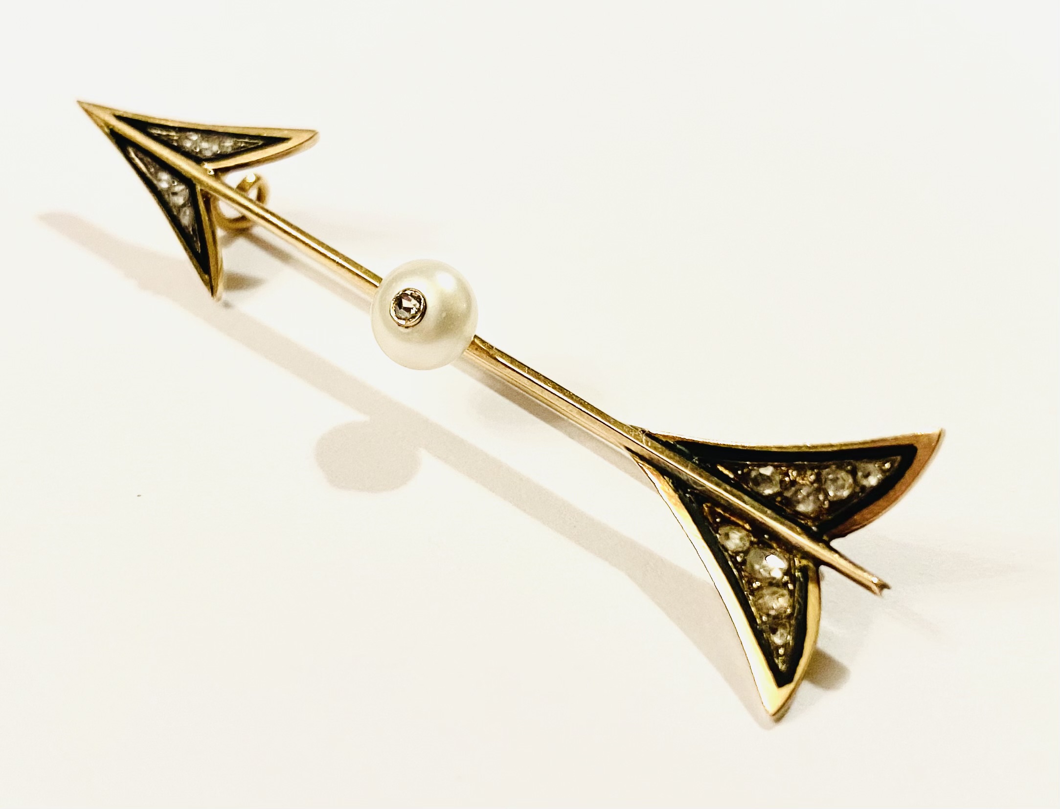 Zlatá starožitná brož „šíp“ s diamanty, perlou a smaltem - 2
