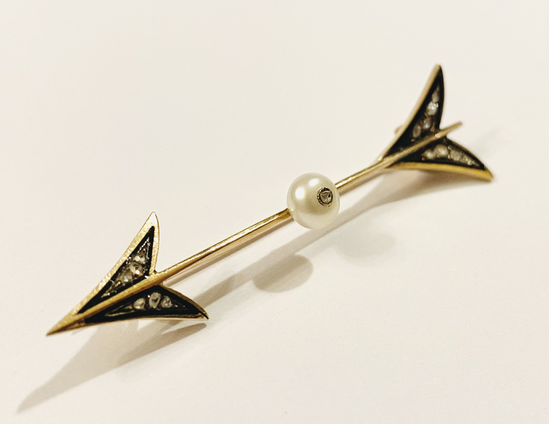 Zlatá starožitná brož „šíp“ s diamanty, perlou a smaltem - 3
