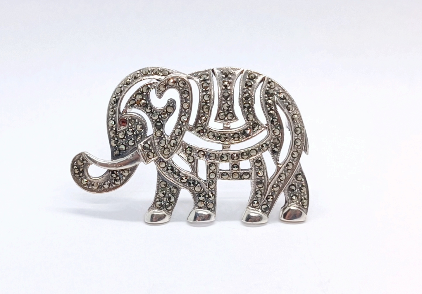 Stříbrná brož s markazity – slon