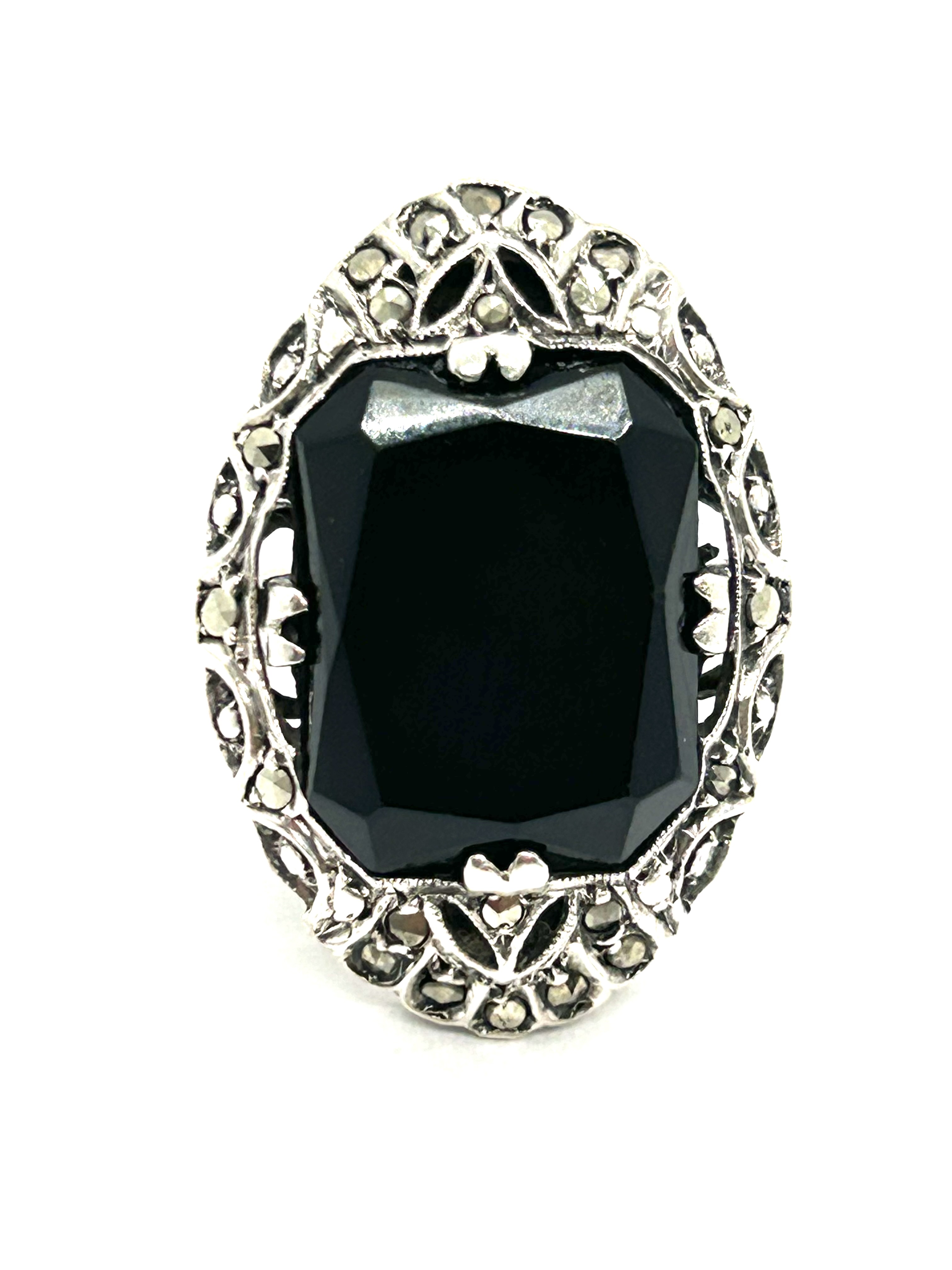 Stříbrný prsten s onyxem a markazity