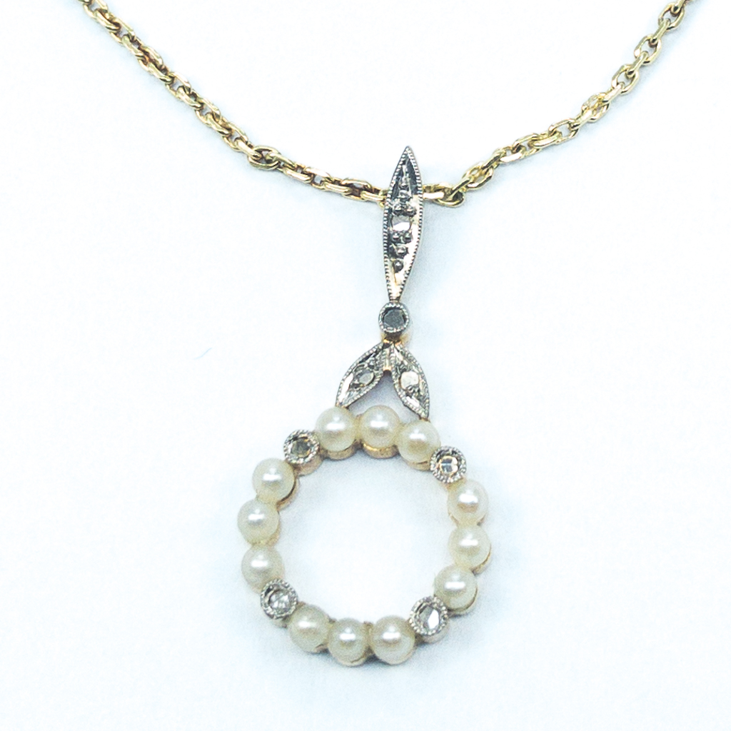 Zlatý secesní náhrdelník s diamantky a perličkami