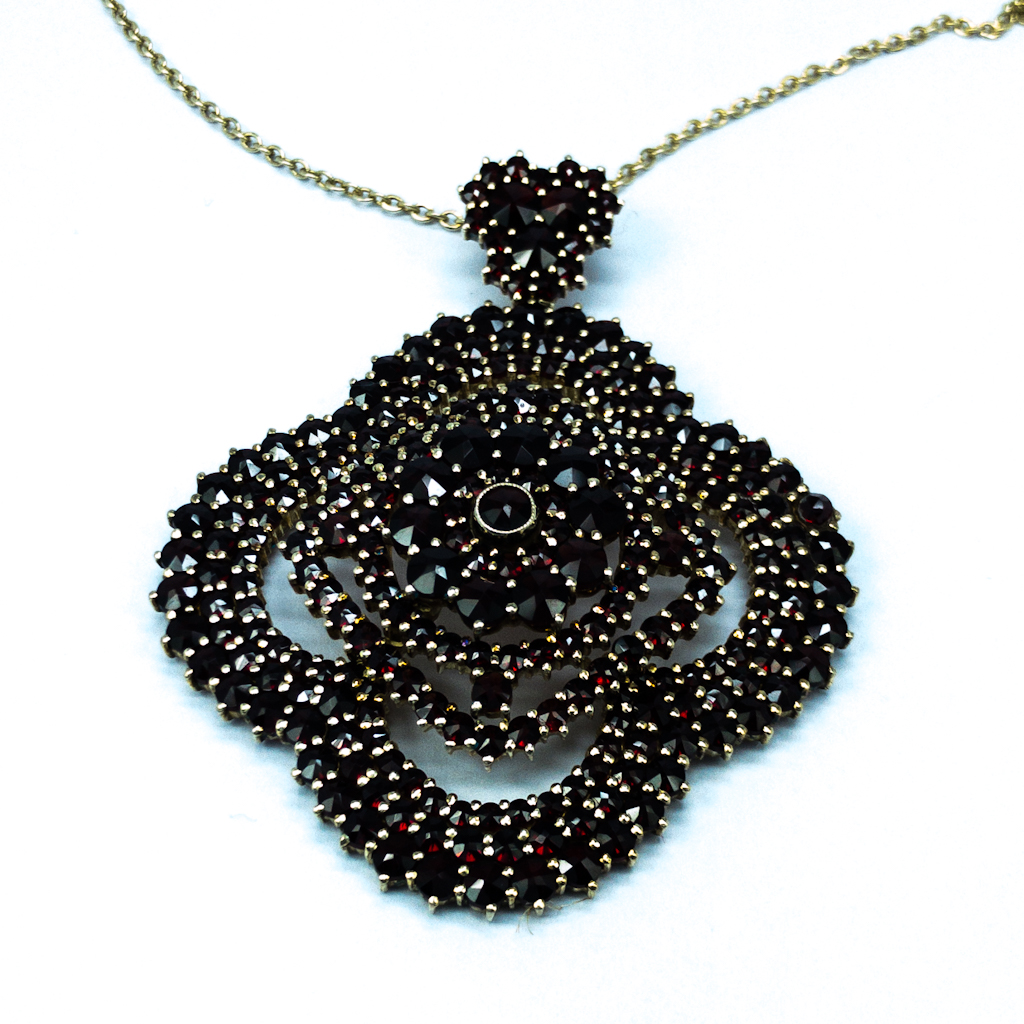 Granátový náhrdelník