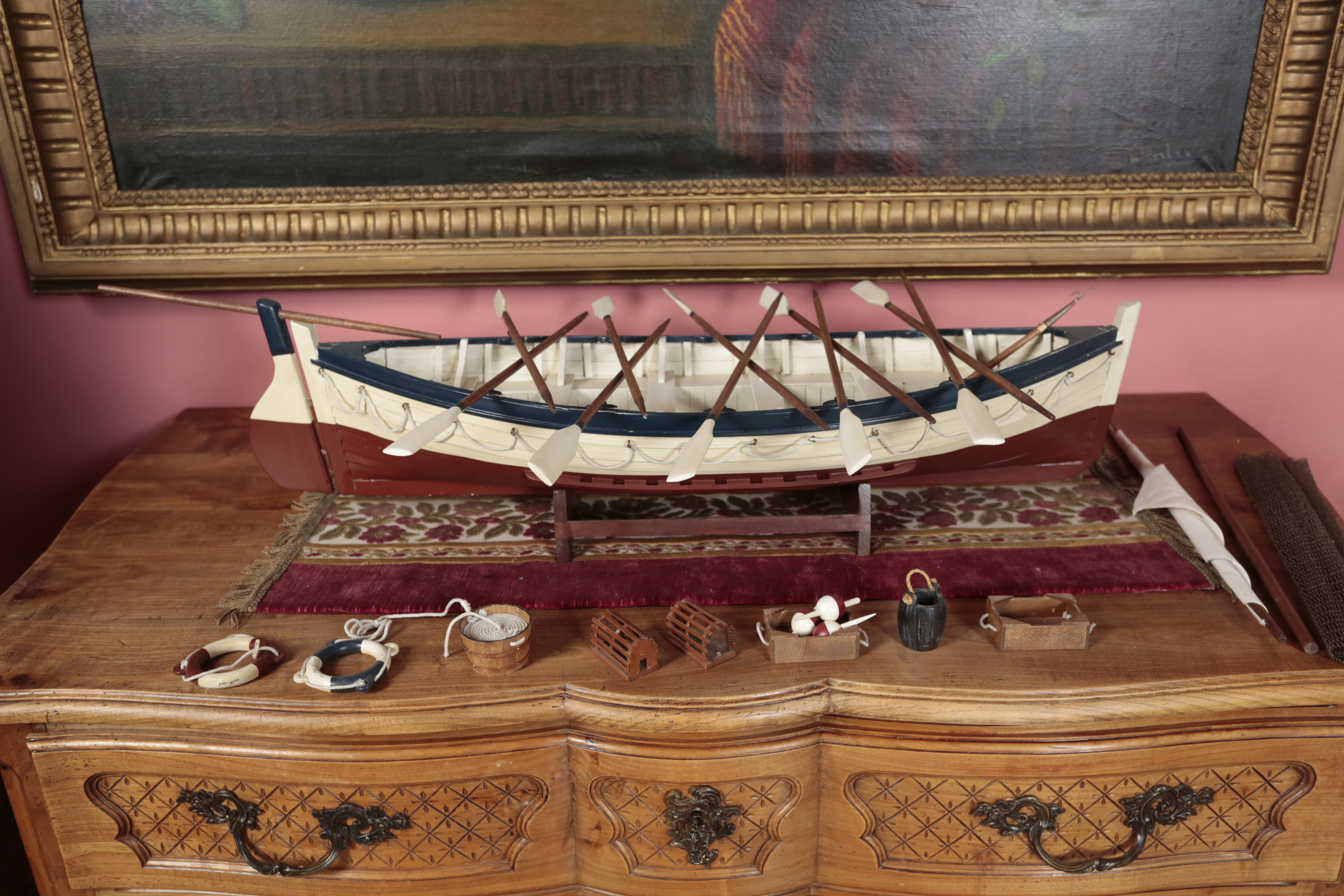 Velký dřevěný model rybářské lodi s vesly