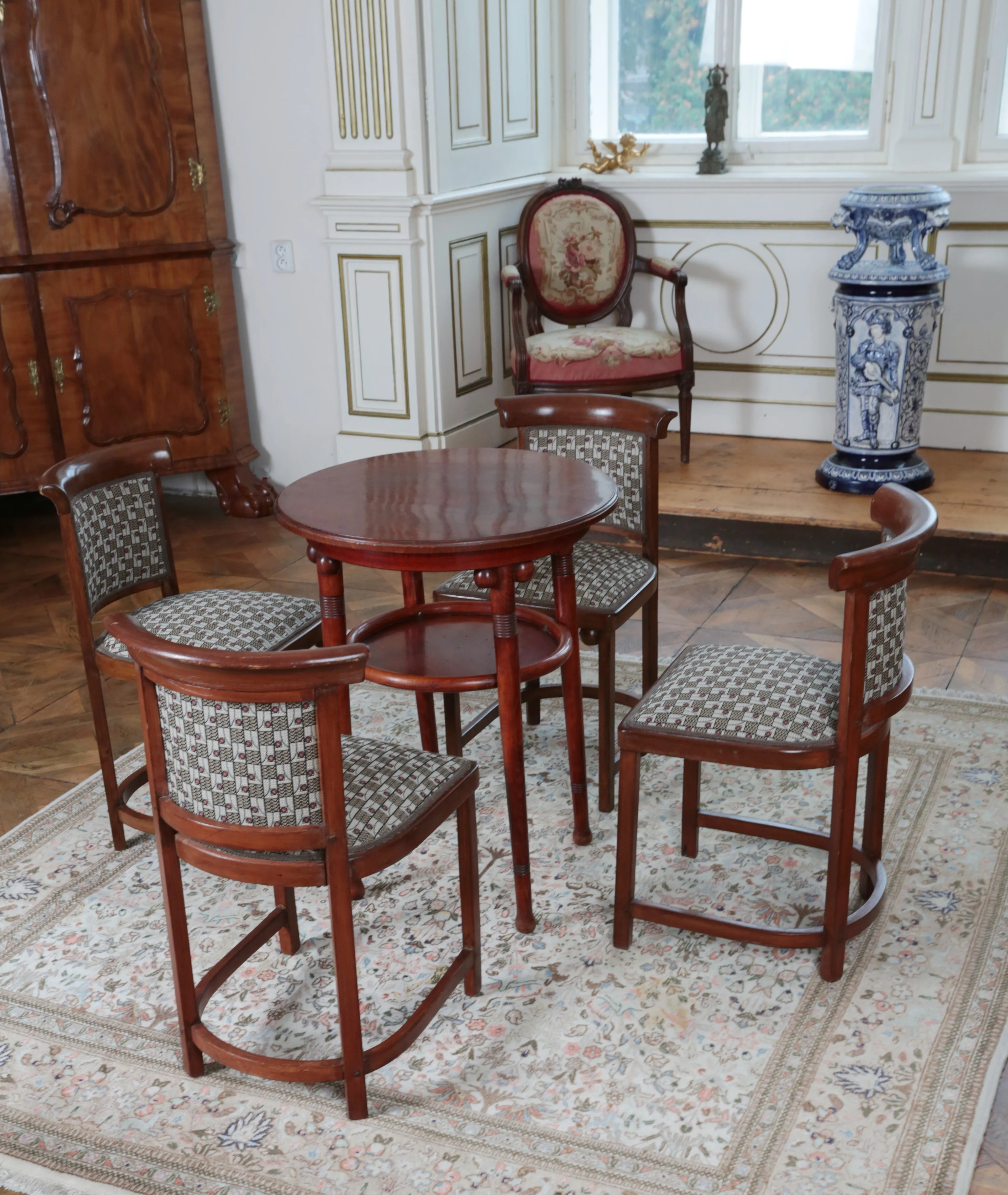 Josef Hoffmann souprava se stolkem Netopýr