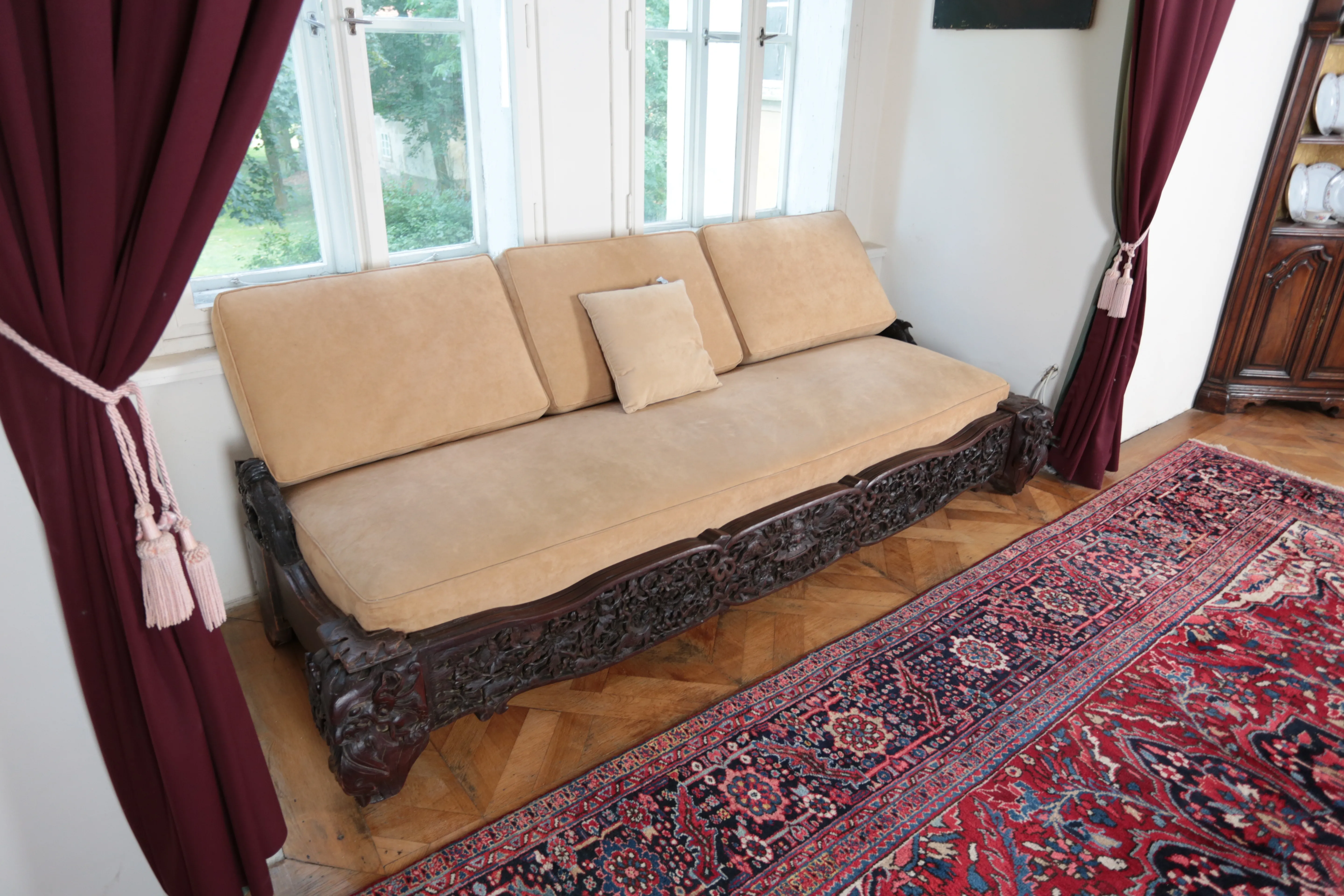 Dlouhá čínská sofa – bohatě vyřezávaná