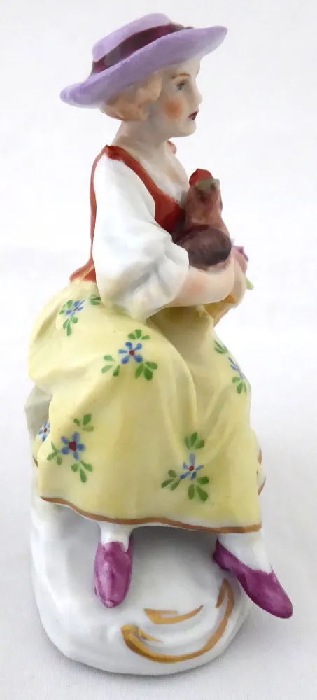 Dívka se slepičkou a košíkem květin – Sitzendorf - 3