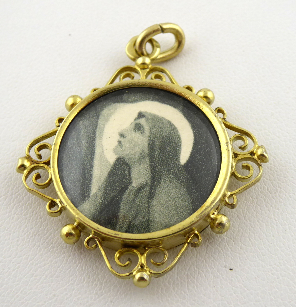 Zlacený stříbrný medailon s Pannou Marií a Kristem