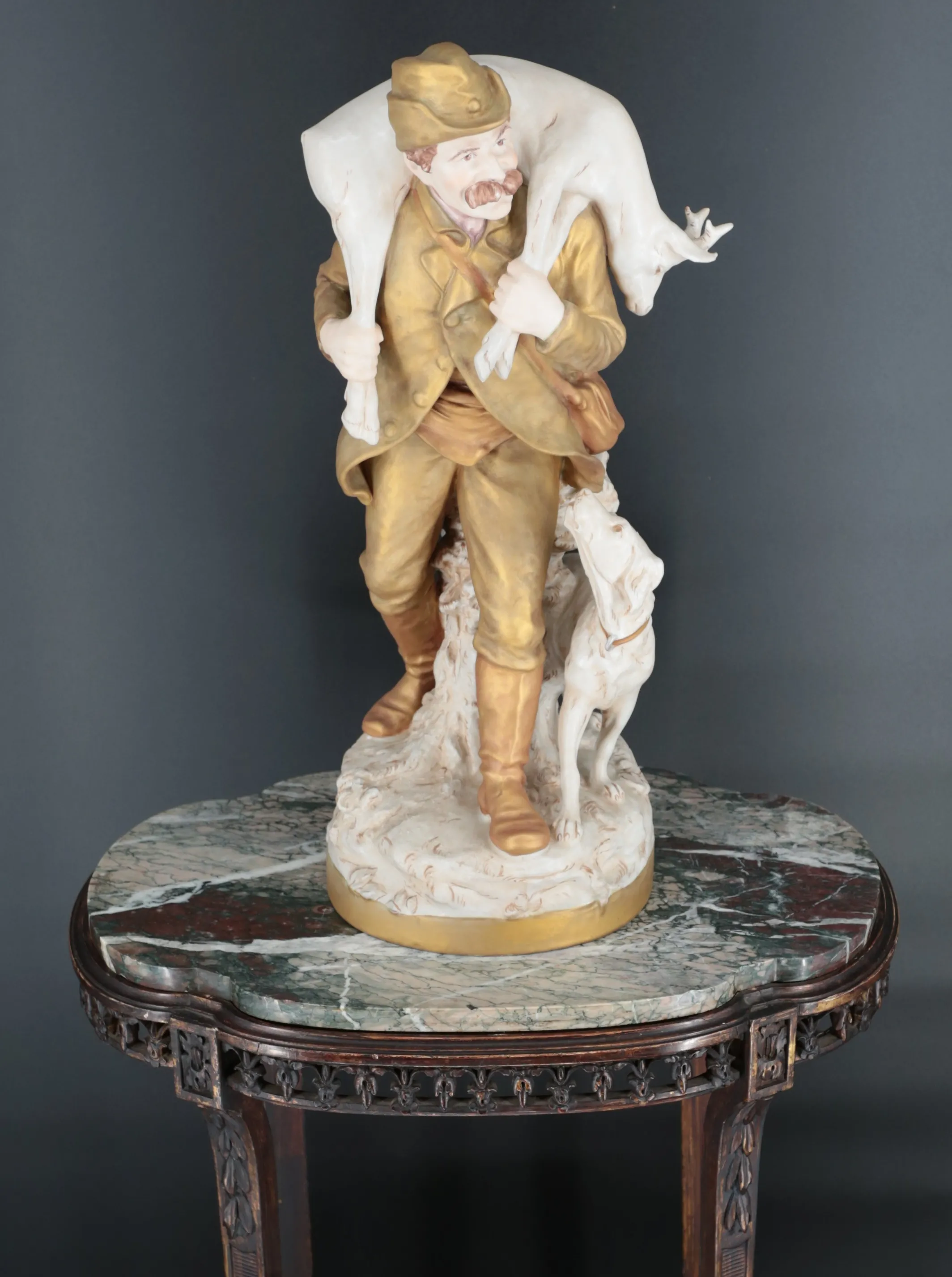 Royal Dux – Myslivec se psem a srncem, výška 52,5 cm