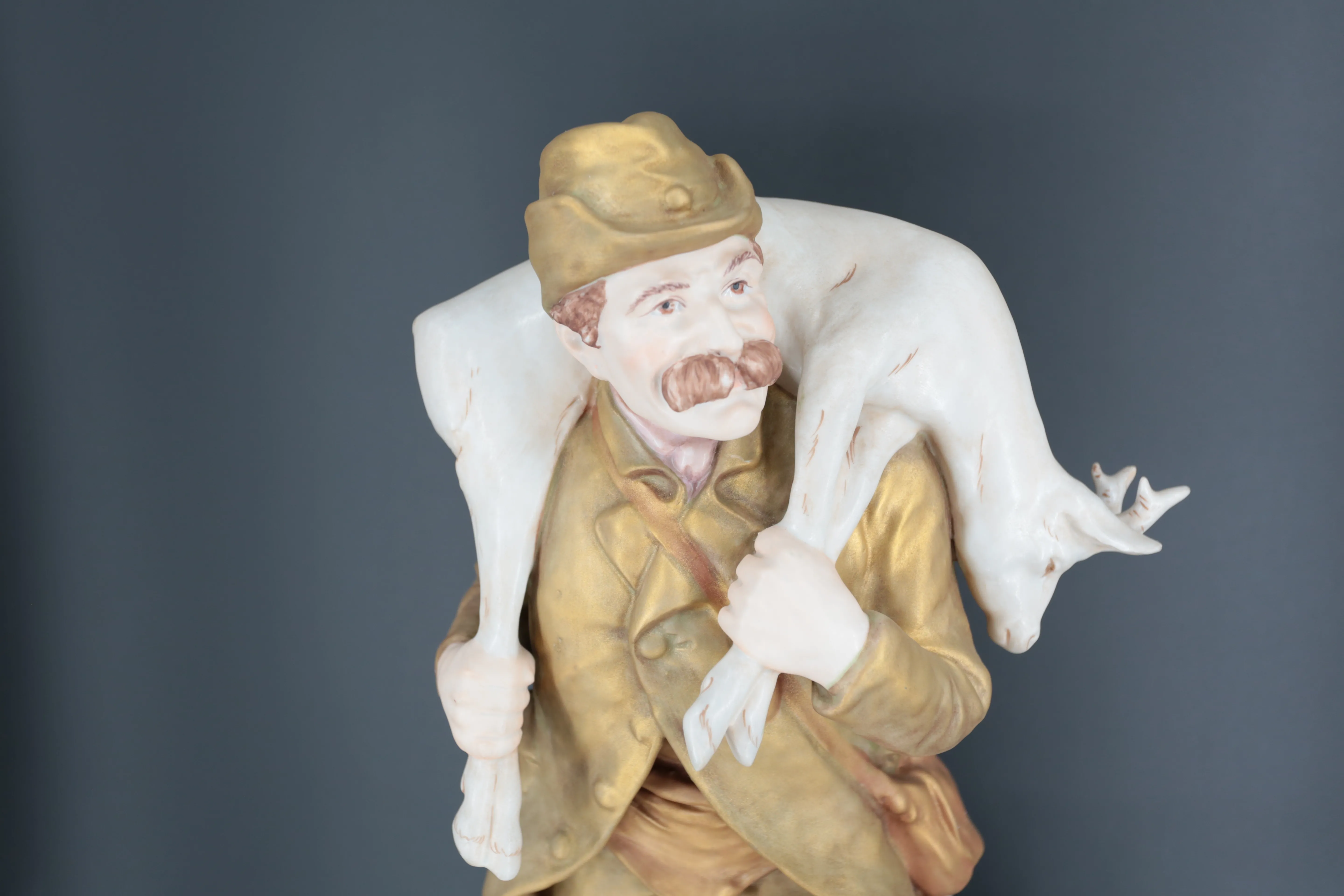 Royal Dux – Myslivec se psem a srncem, výška 52,5 cm - 2