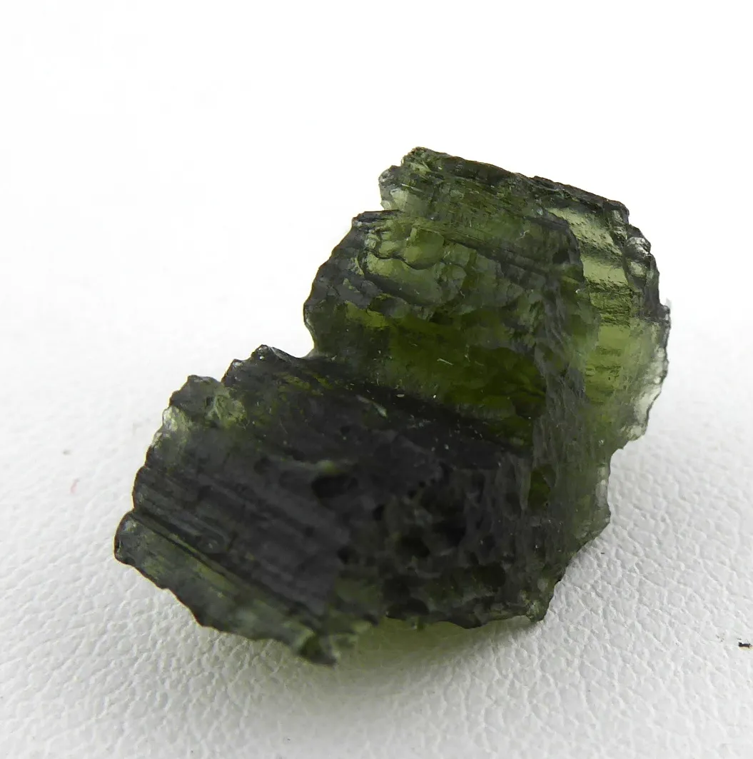 Obdélný klenutý přírodní vltavín – 2,44 g - 2