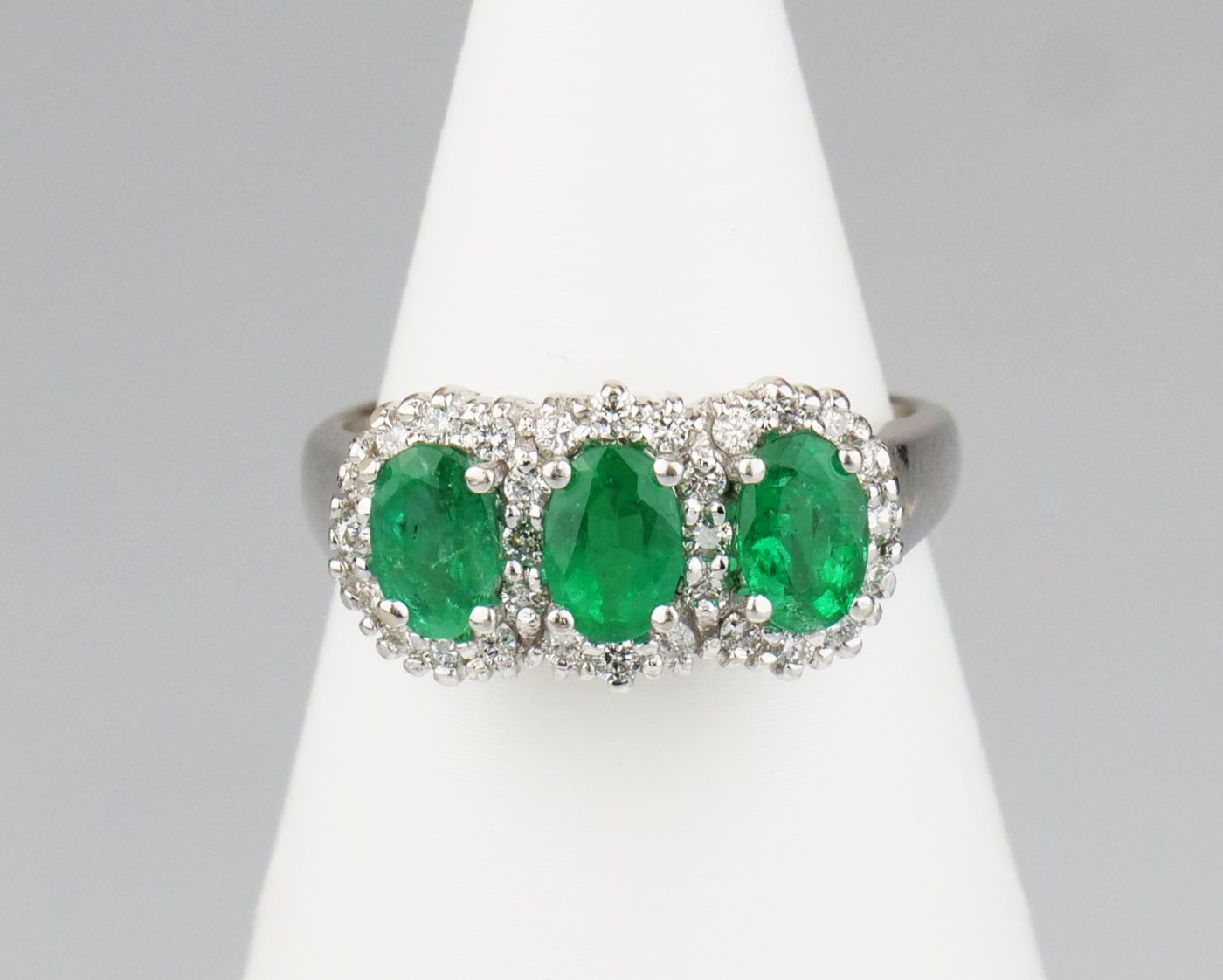 Prsten se smaragdy a diamanty