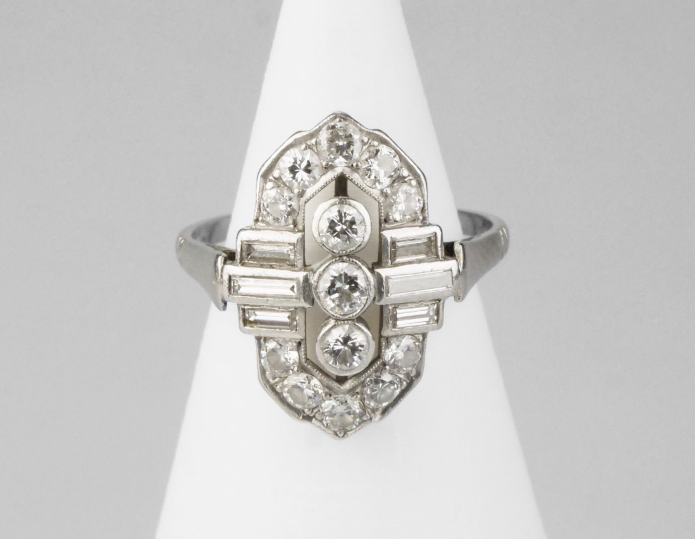 Platinový art deco prsten s diamanty