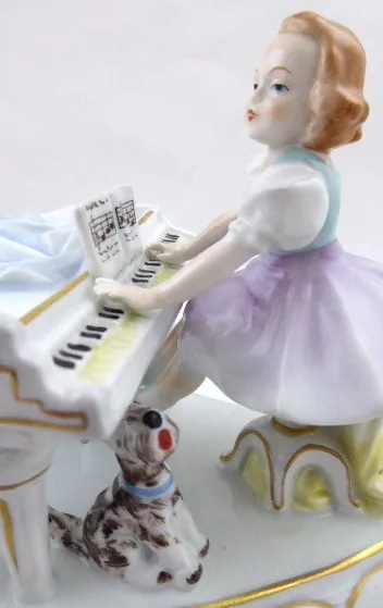 Holčička hrající na piano a pes – Sitzendorf - 3