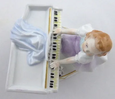 Holčička hrající na piano a pes – Sitzendorf - 4