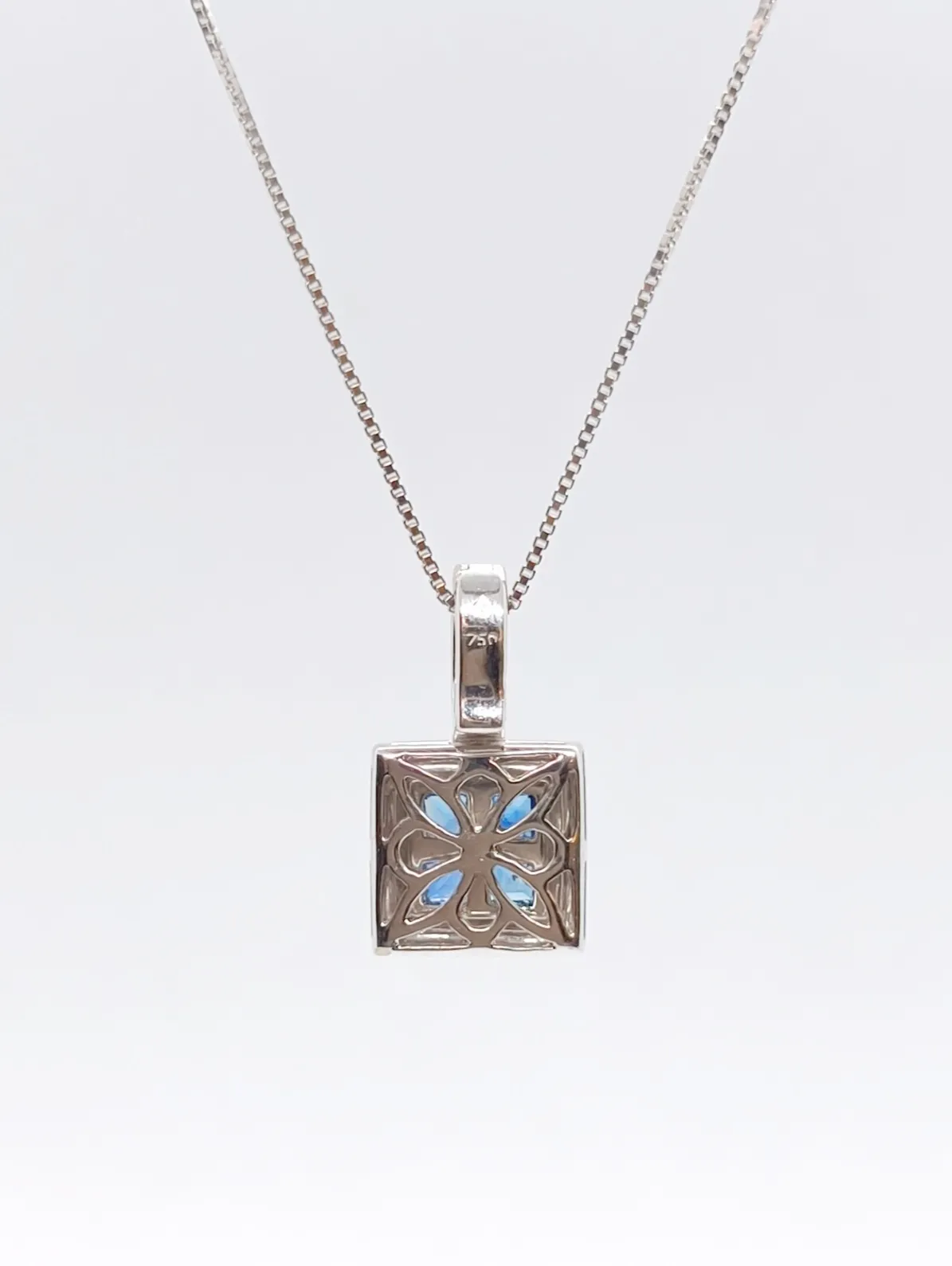Zlatý přívěsek se safíry a diamanty - 2